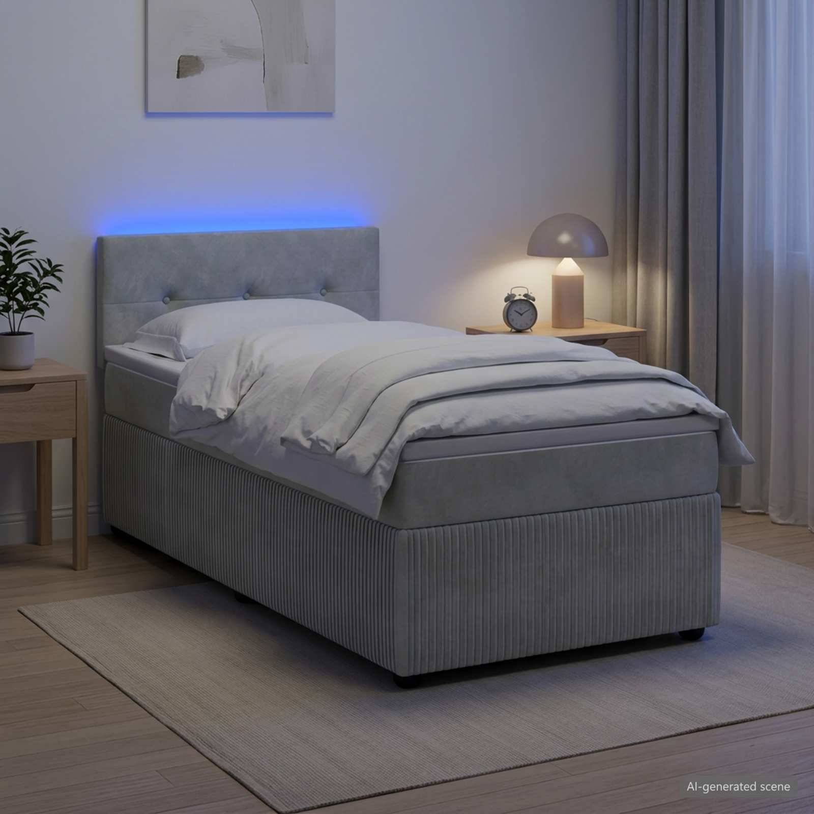 Modernes Schlafzimmer mit grauem Polsterbett, weißer Bettwäsche, blauer LED-Kopfleuchte, Nachttischlampe, Uhr, Pflanze und Vorhängen.