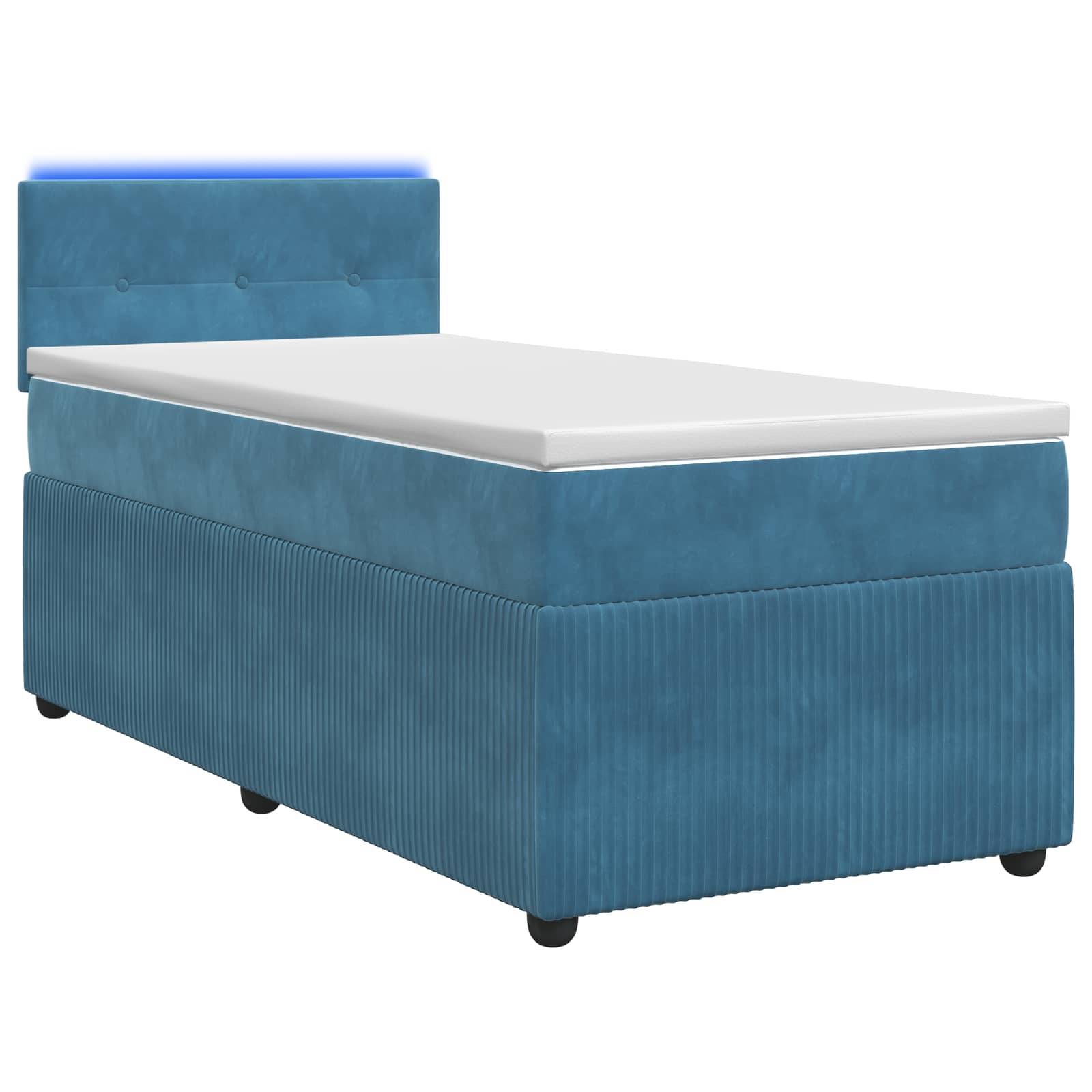 Blaugepolstertes Einzelbett mit weißer Matratze und gepolstertem Kopfteil auf weißem Hintergrund.