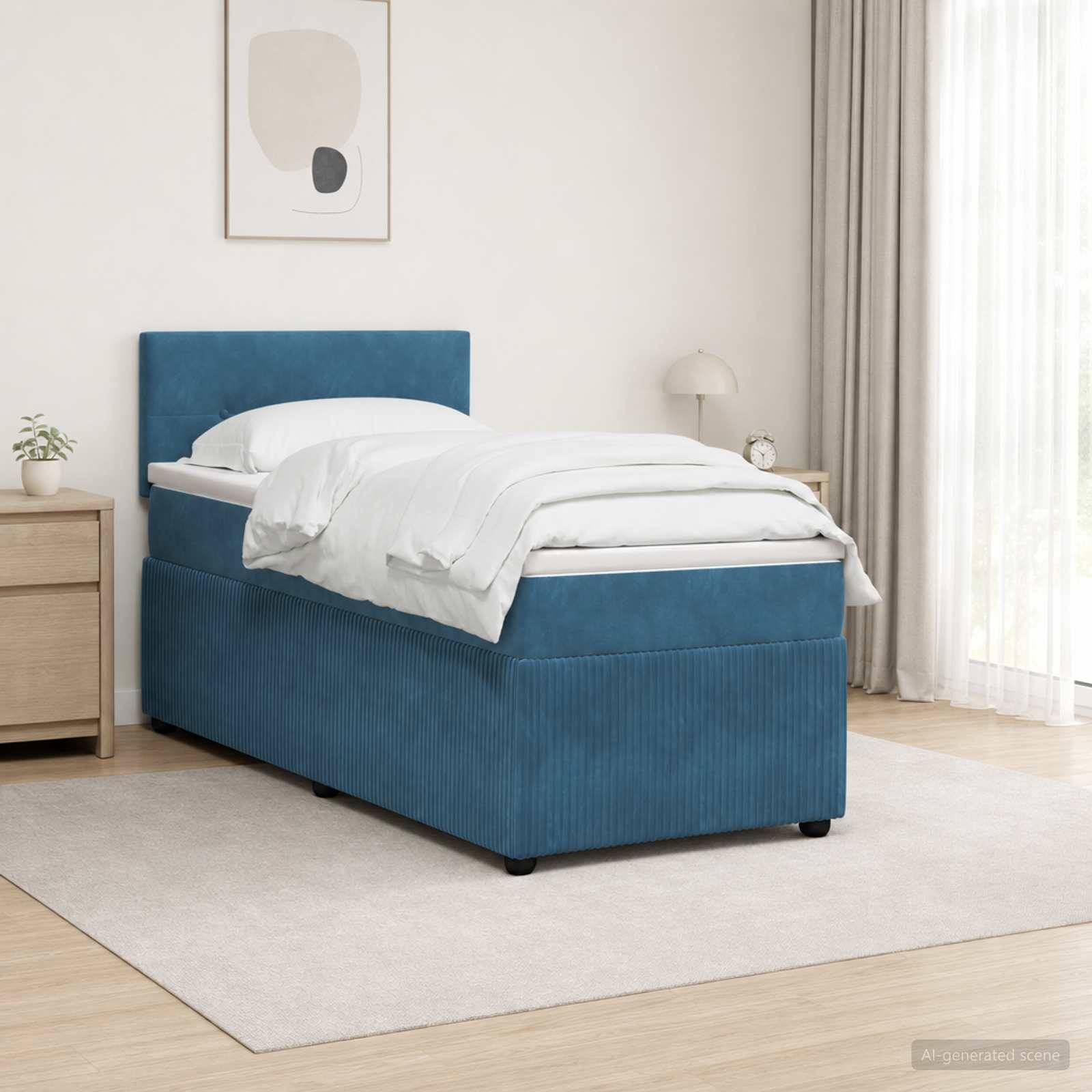 Bett mit blauem Polsterstoff in Einzelgröße mit weißer Bettwäsche in einem hellen minimalistischen Schlafzimmer, neben einem Nachttisch, einer Lampe und durchscheinenden Vorhängen.