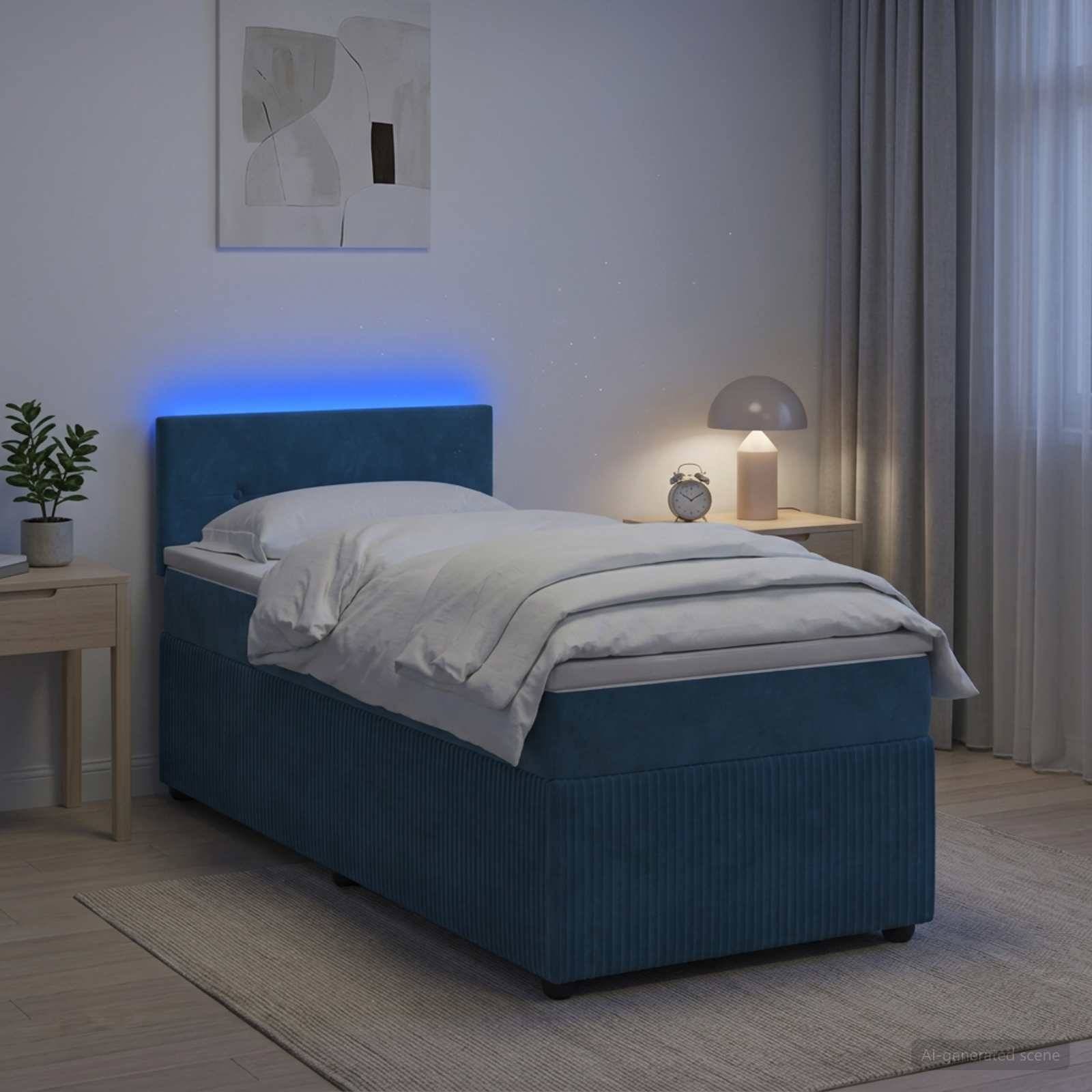 Blaugepolstertes Bett mit weißer Bettwäsche und leuchtendem Kopfteil in einem minimalistischen Schlafzimmer mit Nachttischen, Lampe, Uhr, Pflanze und Vorhang.