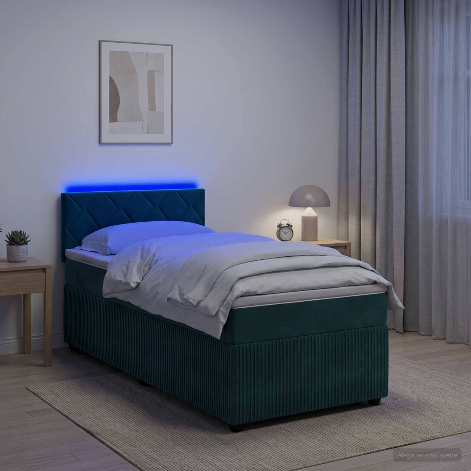 Ein modernes Schlafzimmer mit einem Teakottbett, das von blauem LED-Kopfbrettlicht beleuchtet wird, Nachttischen, Lampe, Uhr, gerahmter Kunst und Vorhängen.