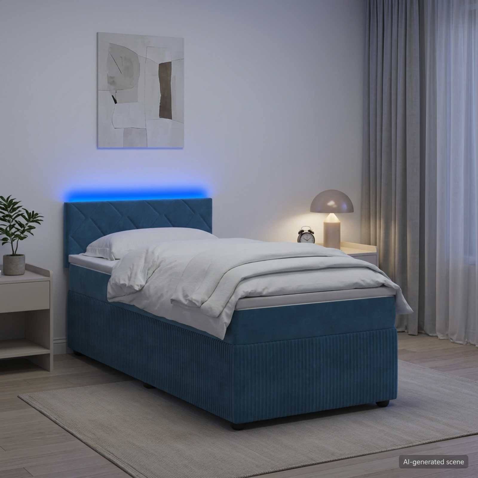 Modernes Schlafzimmer mit einem blauen gepolsterten Bett, das von einer blauen LED-Kopfleuchte beleuchtet wird, Nachttischlampe, Fenster mit Vorhang und minimalistischer Einrichtung.