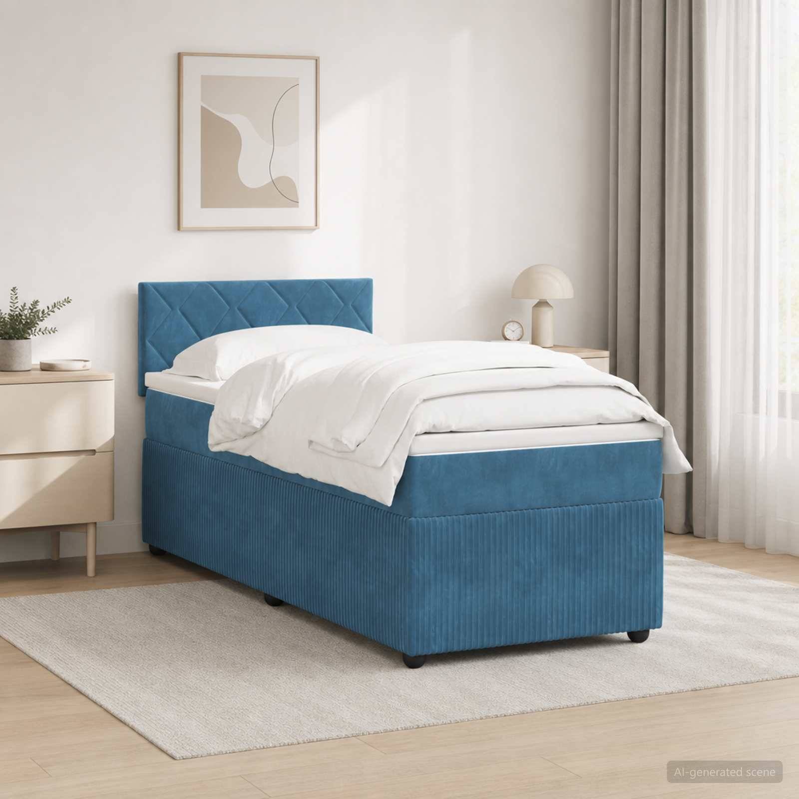 Blaues gepolstertes Einzelbett mit weißer Bettwäsche in einem hellen, minimalistischen Schlafzimmer, neben einer kleinen Kommode und Fenstervorhängen.