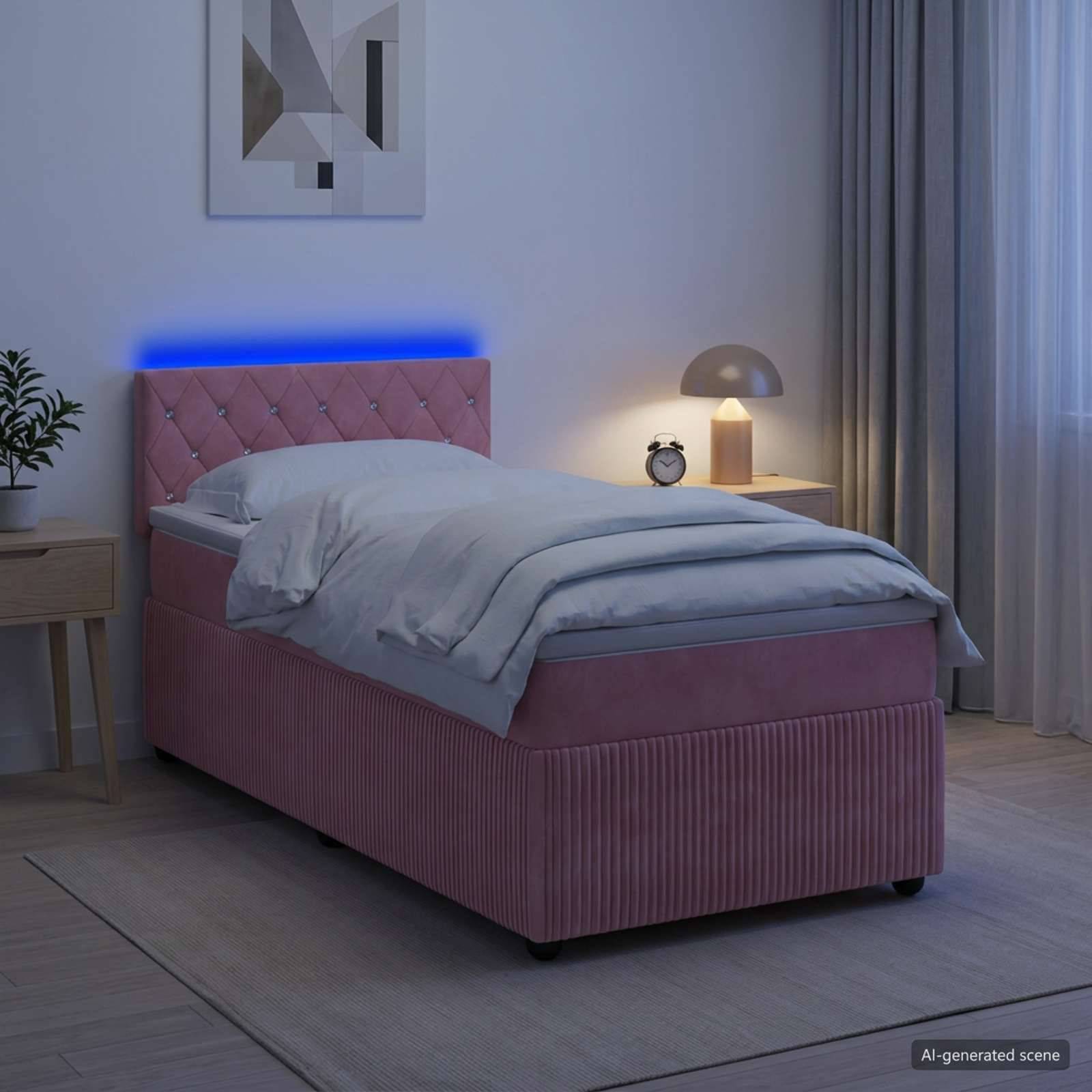 Modernes Schlafzimmer mit einem rosa gepolsterten Einzelbett, grauer Bettwäsche, blauer LED-Kopfleuchte, Nachttisch mit Lampe und Wecker sowie Vorhängen.