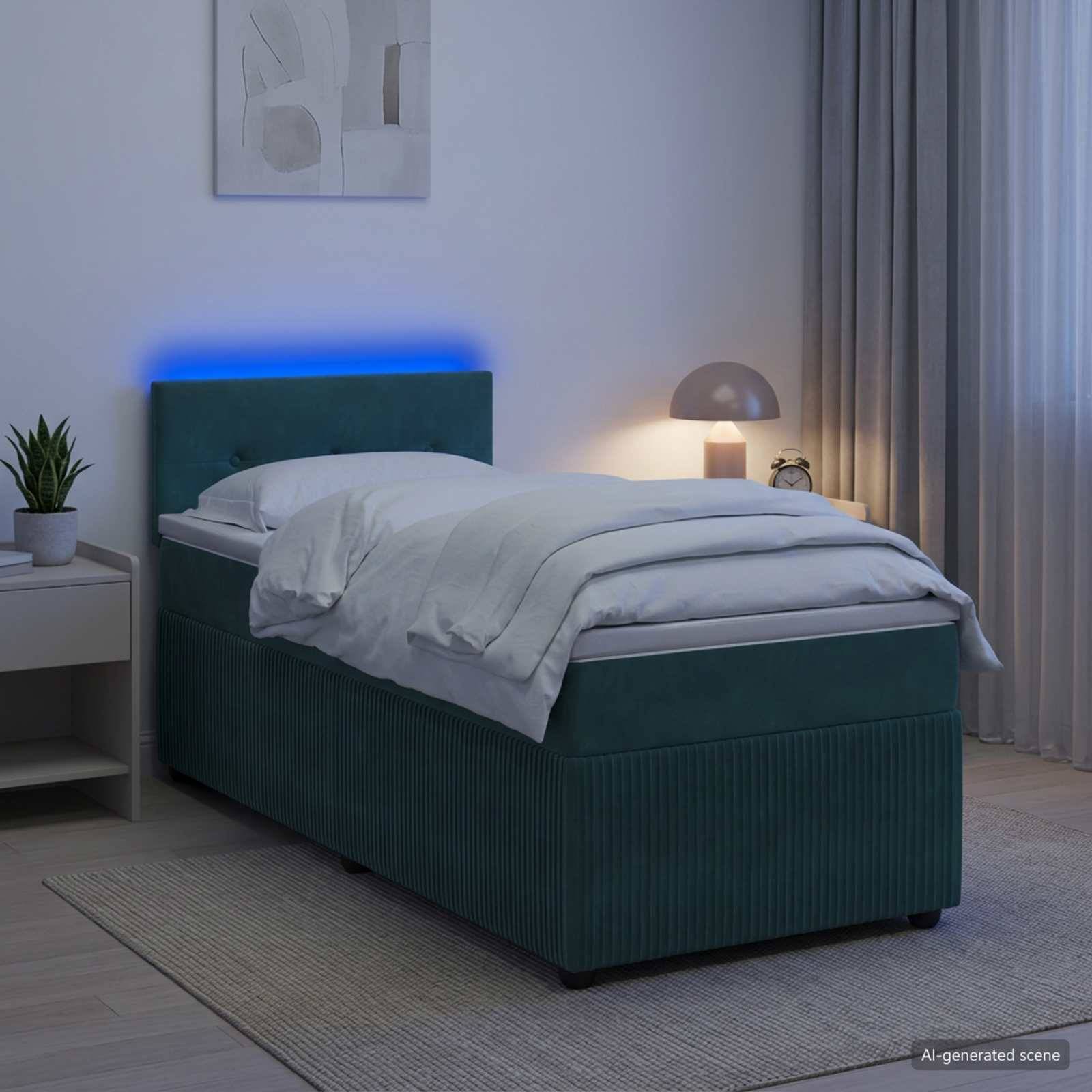 Einzelbett mit blaugrünem gepolstertem Bettsockel und blauer Kopfleuchte, bezogen mit weißer Bettwäsche, neben einem Nachttisch und einer Lampe in einem modernen Schlafzimmer.