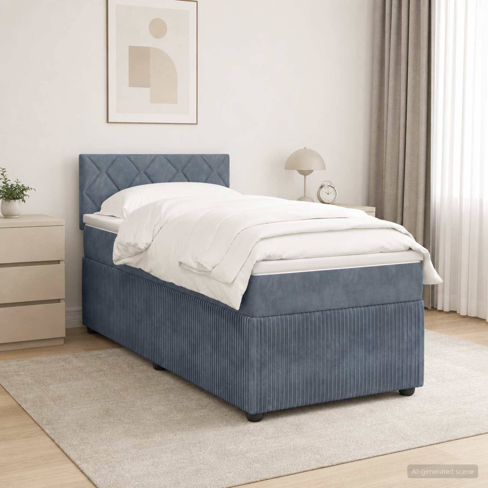 Blaues gepolstertes Einzelbett mit weißer Bettwäsche in einem minimalistischen Schlafzimmer neben einem Nachttisch, einer Lampe und gerahmter Wandkunst.
