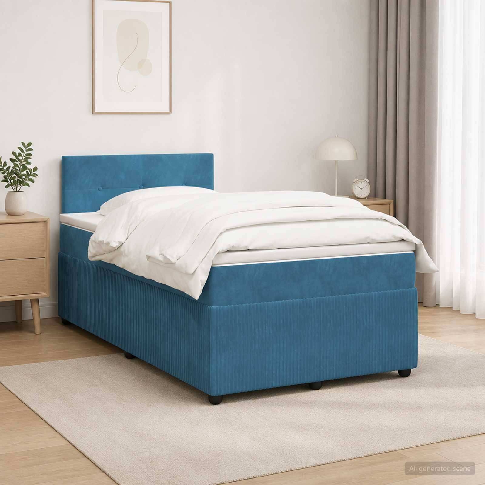 Blaupolstertes Einzelbett mit weißer Bettwäsche in einem hellen, minimalistischen Schlafzimmer neben einem Nachttisch, einer Lampe, einer Pflanze, Vorhängen und einem Teppich.