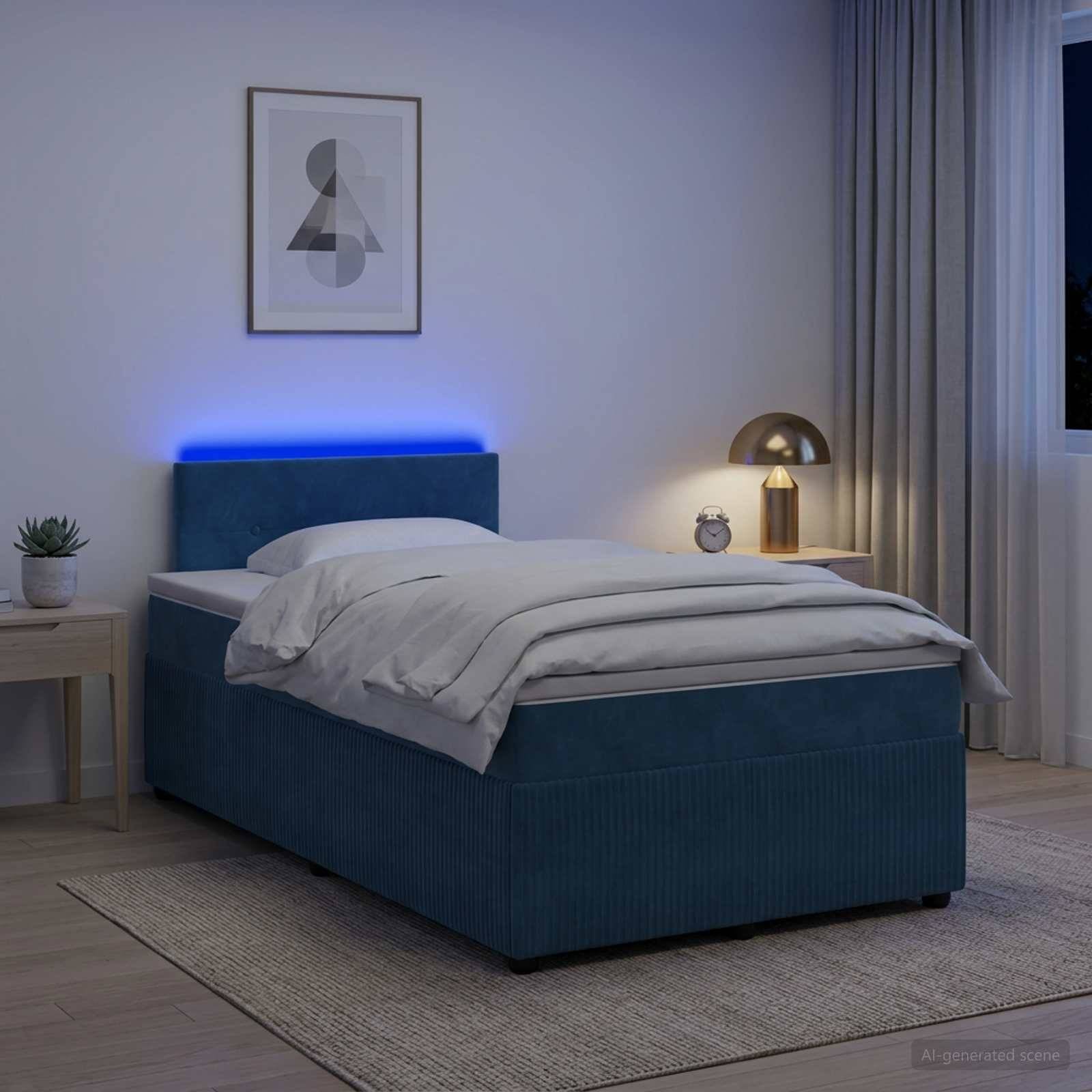 Modernes Schlafzimmer mit einem blau gepolsterten Bett, weißer Bettwäsche, leuchtendem Kopfteil, Nachttischlampe, gerahmter Wandkunst und Vorhängen.