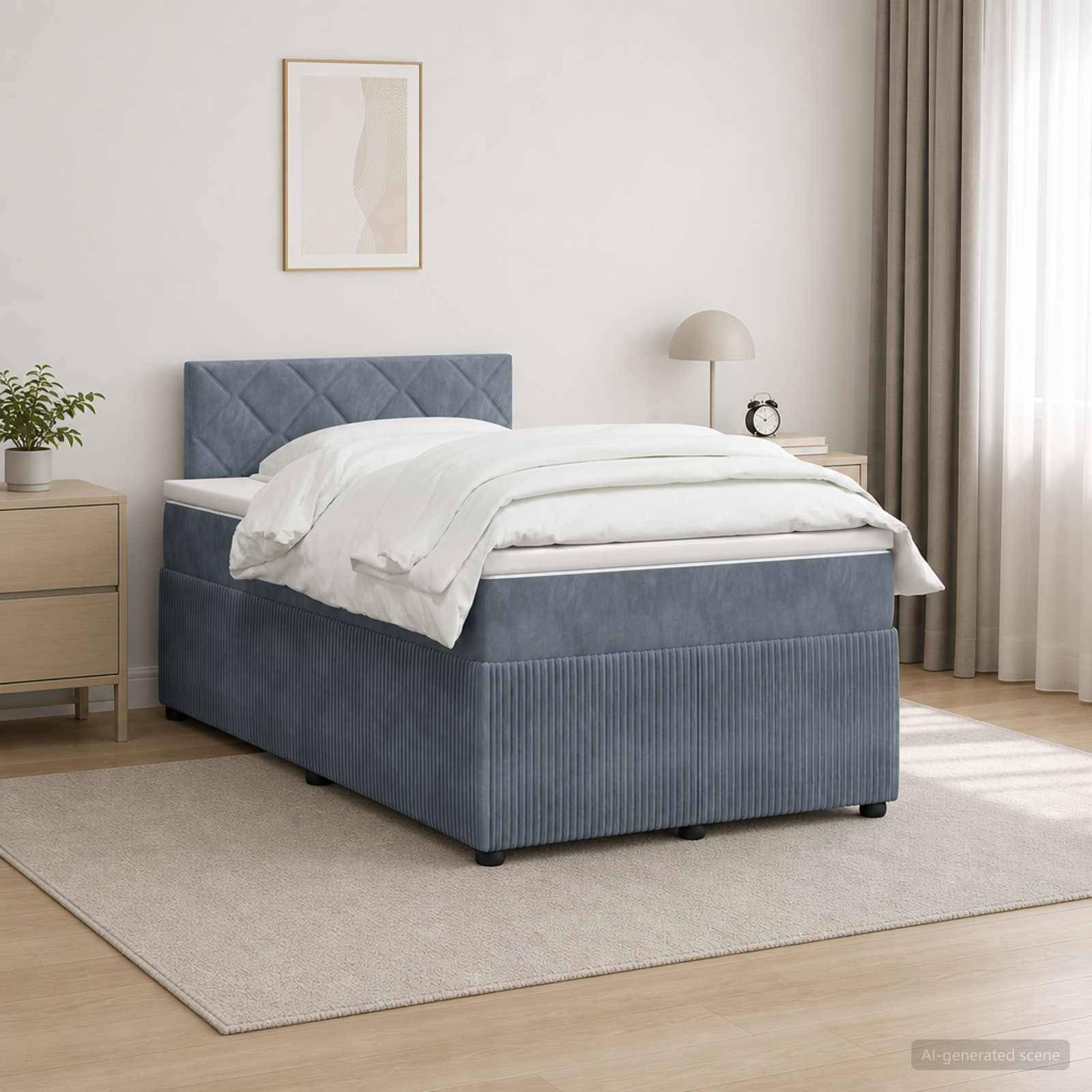 Modernes Schlafzimmer mit blauem gepolstertem Bett, weißer Bettwäsche, Nachttisch, Lampe und Fenstervorhängen auf einem hellen Teppich.