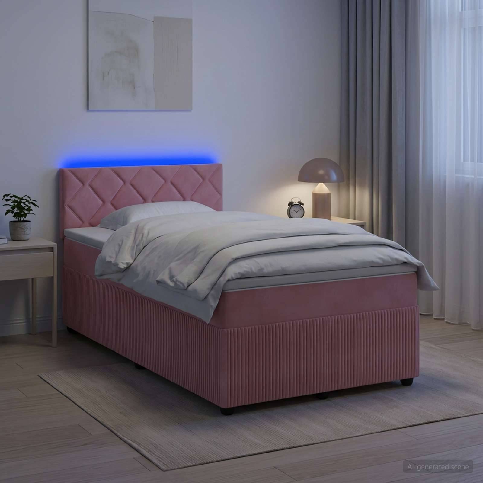 Modernes Bett mit rosa Polsterung und blauer LED-Kopfleuchte, graue Bettwäsche, Nachttischlampe und eine kleine Uhr in einem sanft beleuchteten Schlafzimmer.