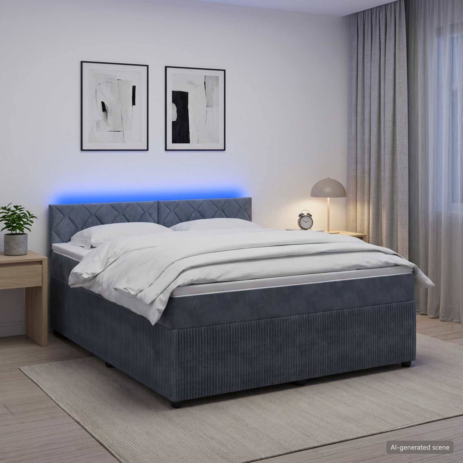 Modernes Schlafzimmer mit einem grau gepolsterten Bett und blauer Kopfleuchte, weißer Bettwäsche, Nachttischlampe und Uhr, Wandkunst in Rahmen und Vorhängen.
