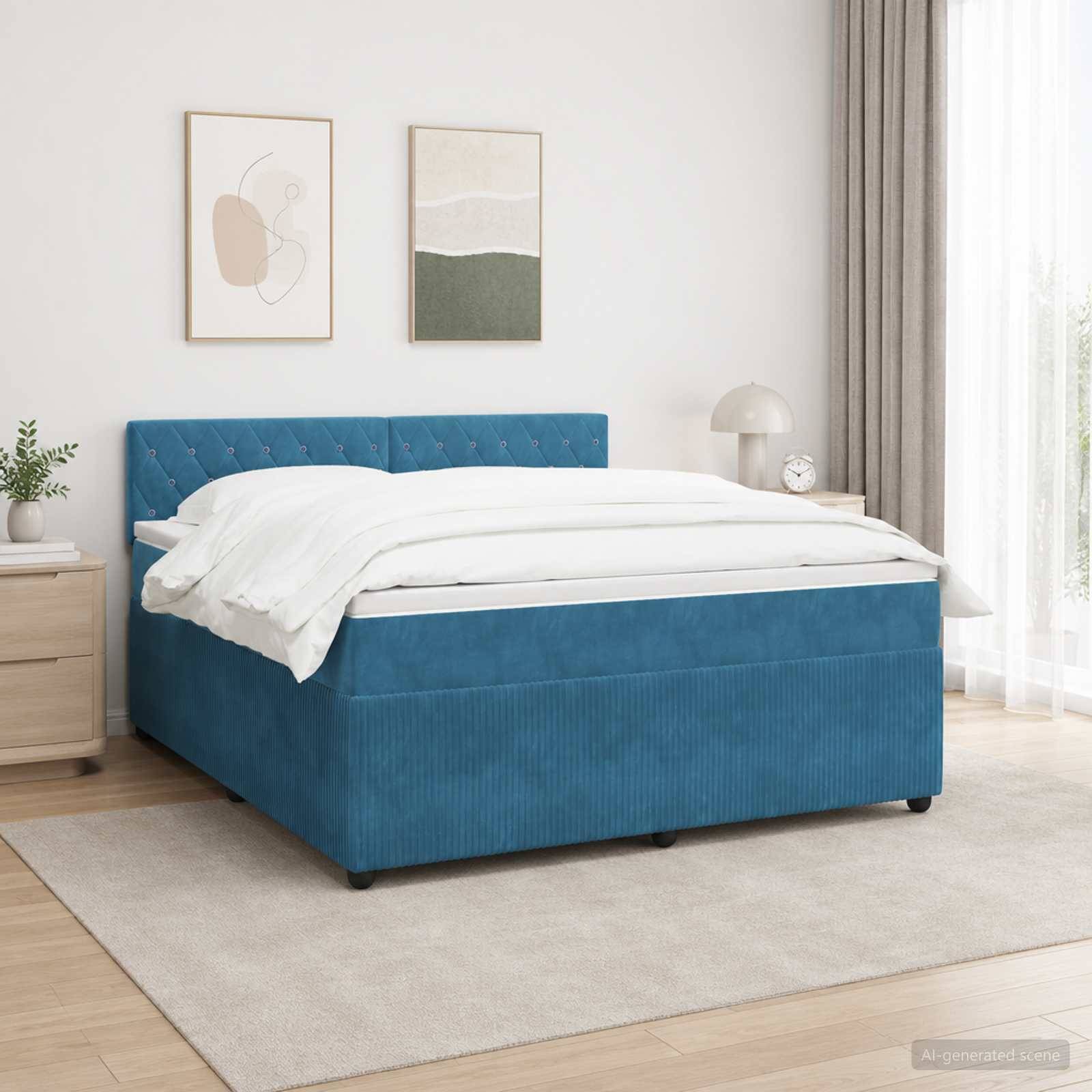Bett mit blauem Polsterstoff, gestepptem Kopfteil und weißer Bettwäsche in einem hellen, minimalistischen Schlafzimmer mit Nachttischen, Lampe und Wandkunst.