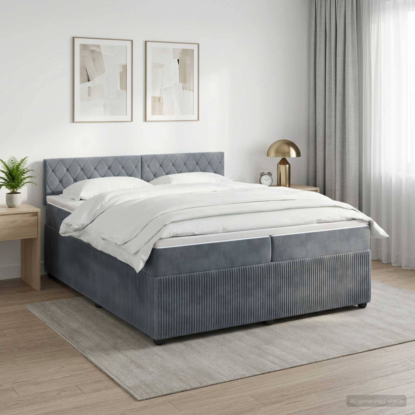 Ein modernes Schlafzimmer mit einem grau gepolsterten Bett, weißer Bettwäsche, Nachttisch, Lampe, gerahmter Wandkunst und bodenlangen Vorhängen.