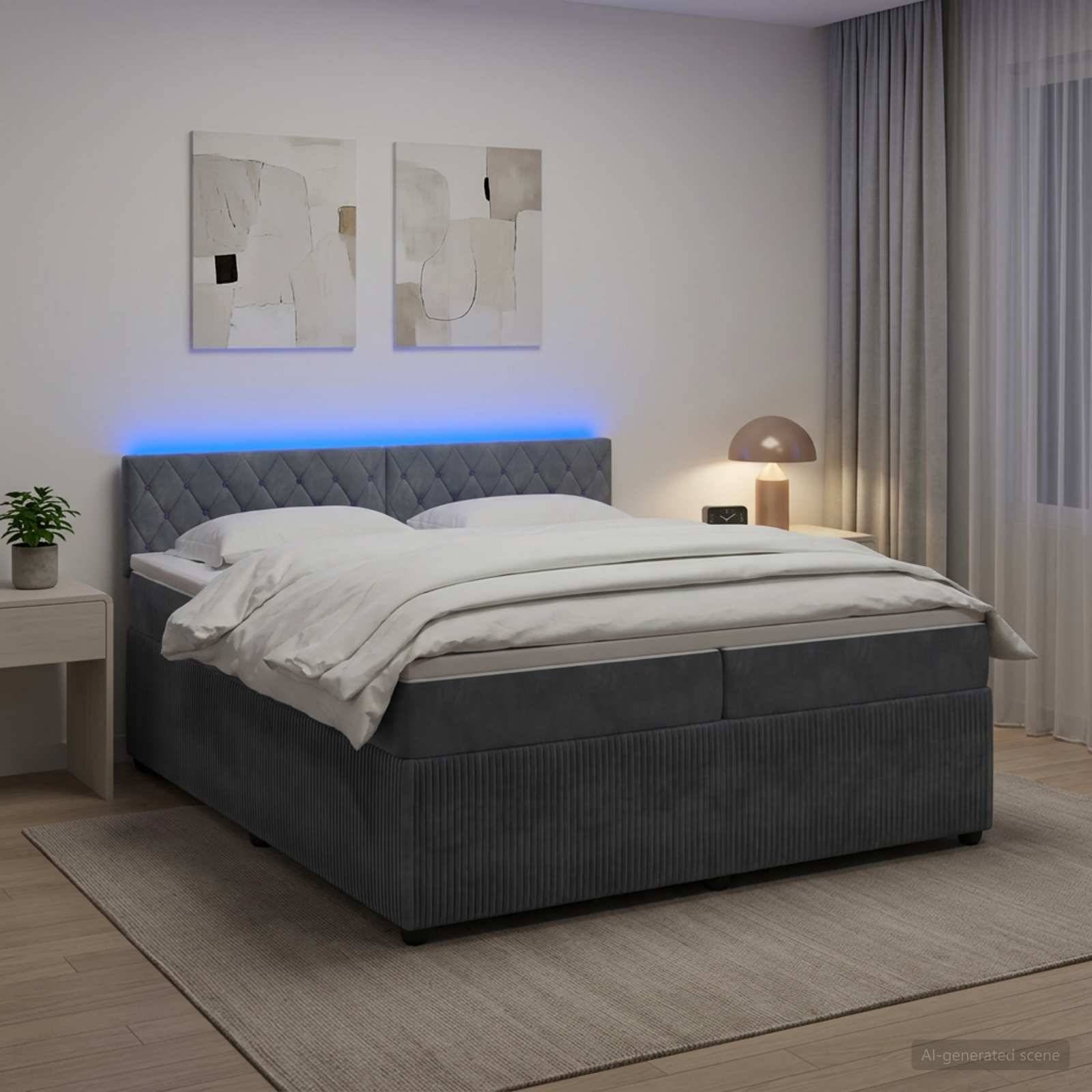 Modernes Schlafzimmer mit einem grau gepolsterten Bett, weißer Bettwäsche, blauer LED-Kopfleuchte, Nachttischlampe, Pflanze, Kunstwerk und bodenlangen Vorhängen.