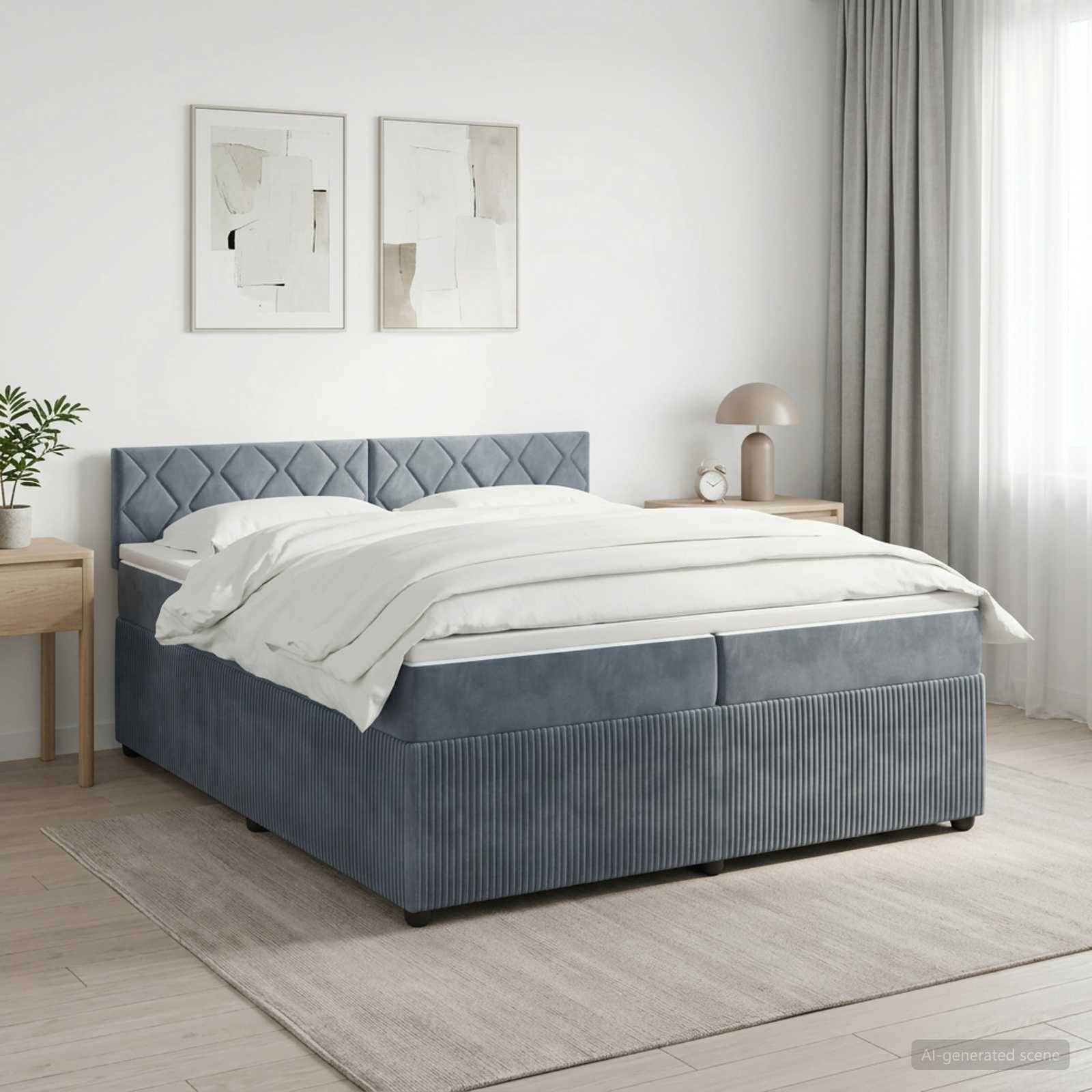 Ein sauber gemachtes grau gepolstertes Bett in einem hellen, minimalistischen Schlafzimmer mit Nachttischen, Lampe, Vorhängen und gerahmter Wandkunst.