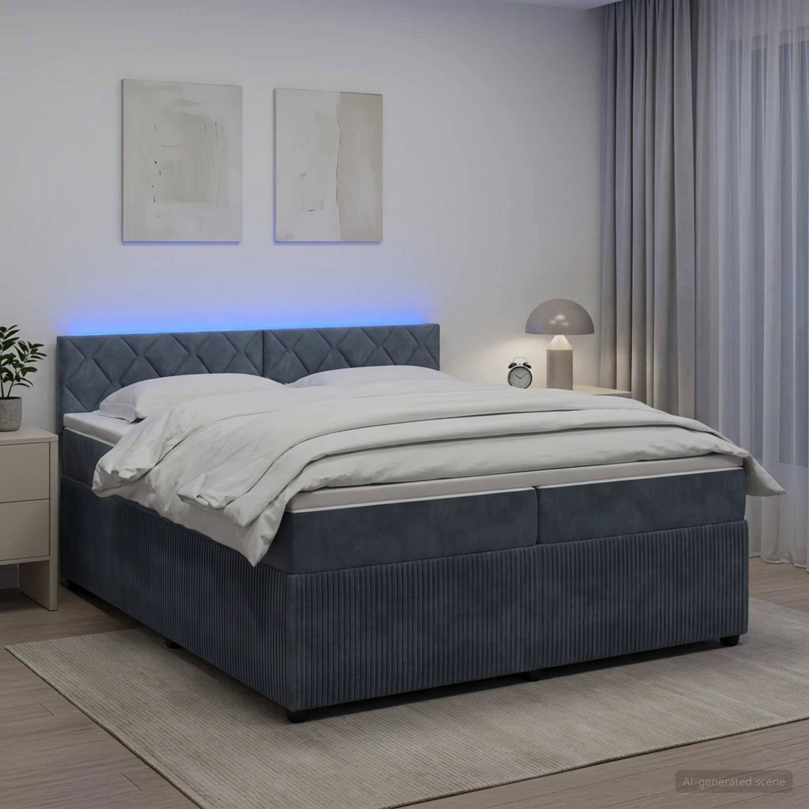Modernes Schlafzimmer mit einem gemachten Doppelbett, blauem gepolstertem Kopfteil, Nachttischlampe und Uhr, weißen Wänden, Vorhängen und gerahmter Wandkunst.