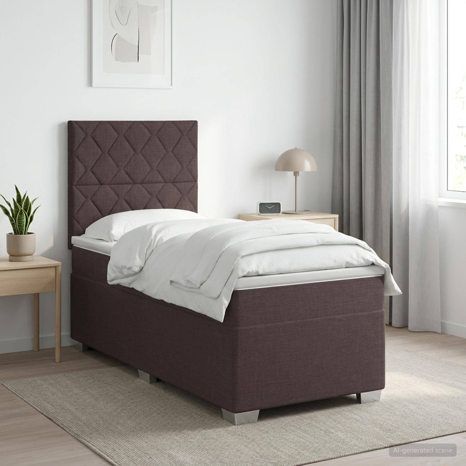 Einzelbett mit dunkel gepolstertem Sockel und gestepptem Kopfteil in einem hellen, minimalistischen Schlafzimmer mit weißer Bettwäsche, Nachttisch, Lampe, Pflanze und Fenstervorhängen.