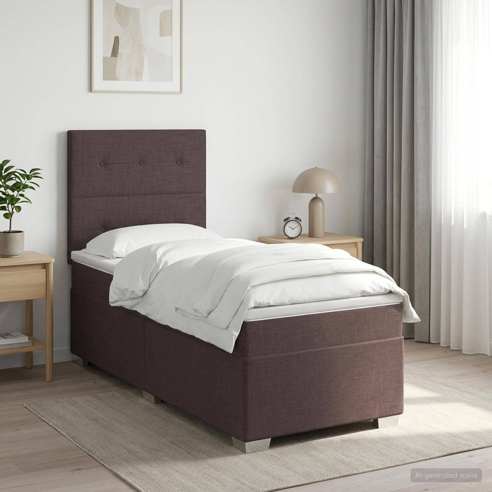 Ein ordentlich gemachtes Einzelbett mit dunkel gepolstertem Kopfteil in einem hellen, minimalistischen Schlafzimmer, flankiert von Nachttischen, Lampe, Uhr und Vorhängen.