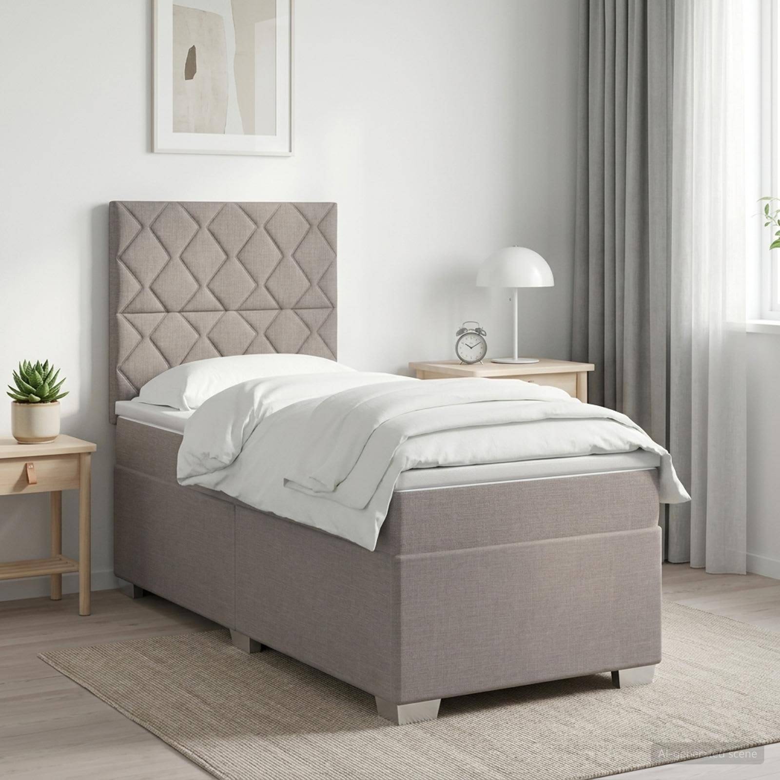 Minimales Schlafzimmer mit einem grau gepolsterten Bett, weißer Bettwäsche, Nachttischen, Lampe, Uhr, Pflanze und hellem Fenster mit Vorhängen.