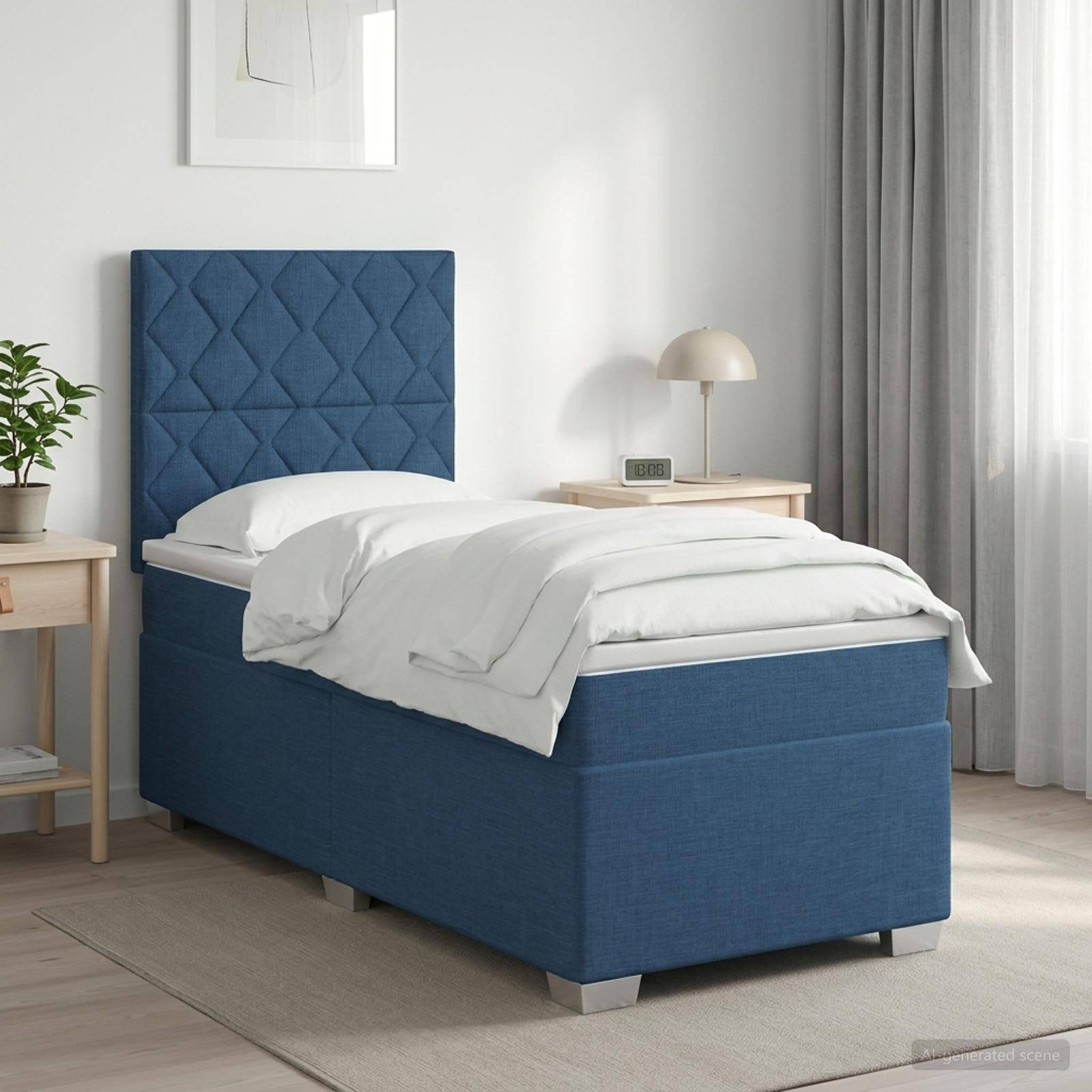 Blaupolstertes Einzelbett mit weißer Bettwäsche in einem modernen Schlafzimmer neben einer Lampe, einem Nachttisch, einer Pflanze und Vorhängen.