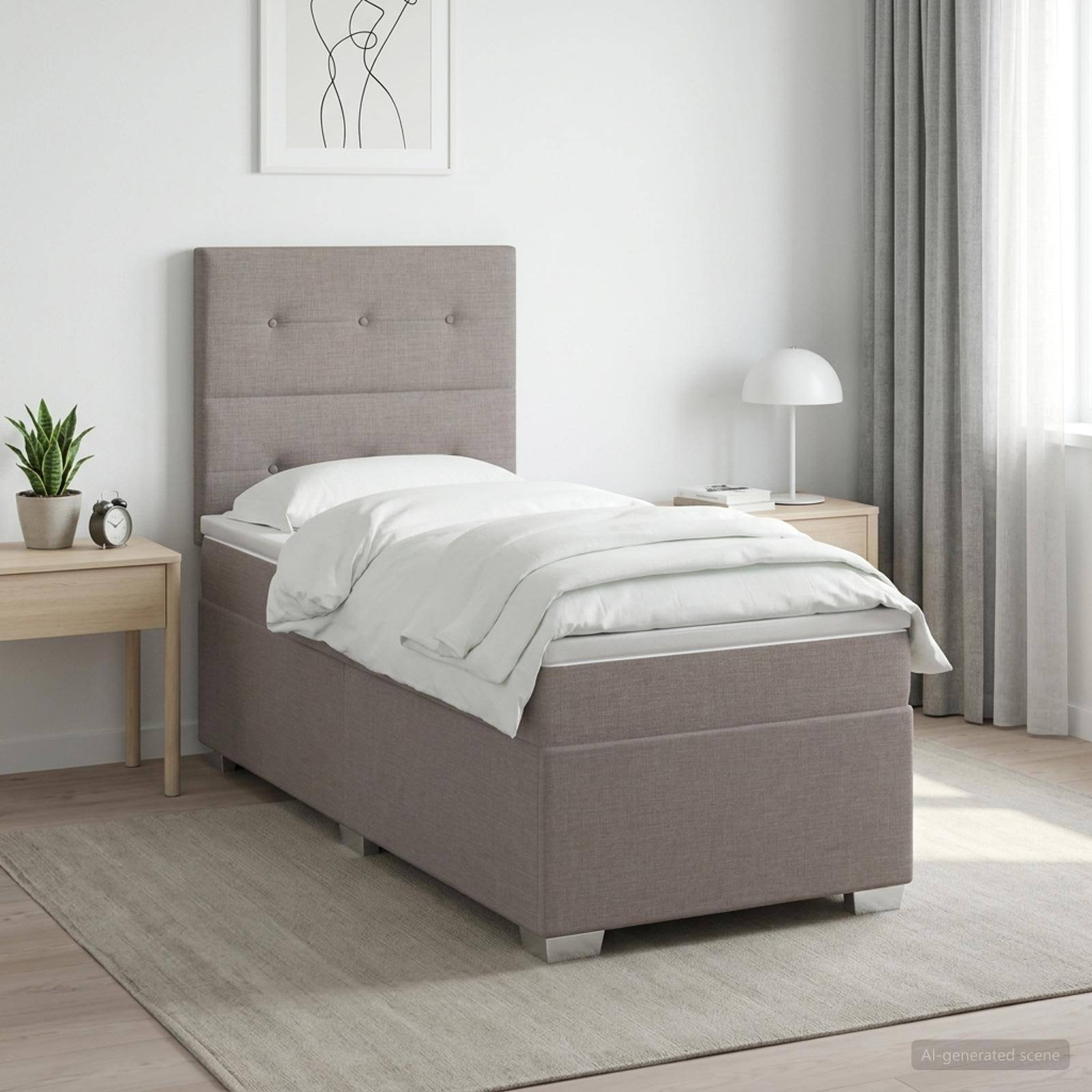 Minimalistisches Schlafzimmer mit einem grau gepolsterten Einzelbett, ausgestattet mit weißer Bettwäsche, flankiert von kleinen Nachttischen, einer Lampe und Vorhängen.