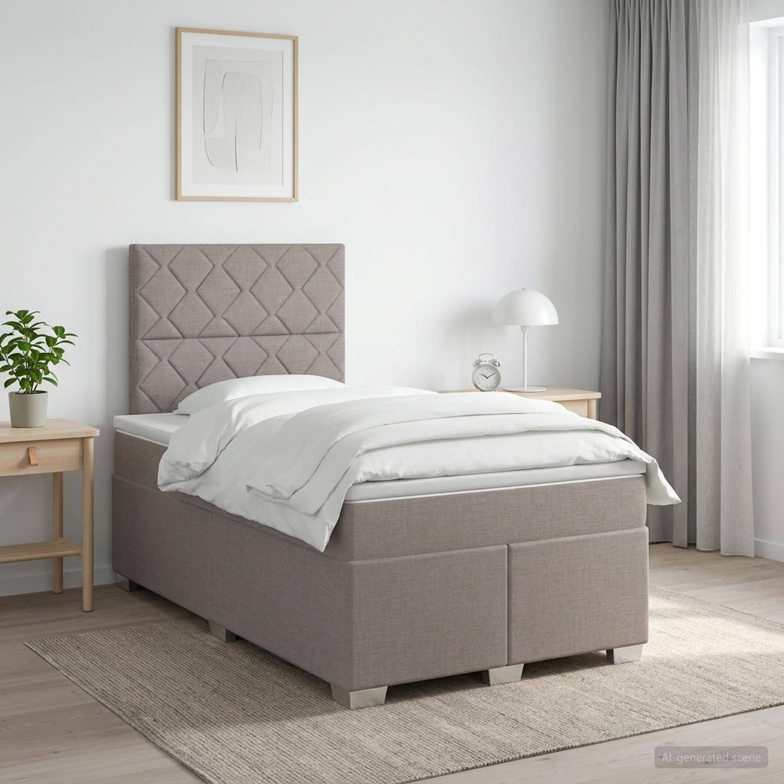 Minimales Schlafzimmer mit einem grau gepolsterten Bett, weißer Bettwäsche, Nachttisch, Lampe, Pflanze, gerahmter Kunstwerk und weichen Vorhängen in einem hellen Raum.