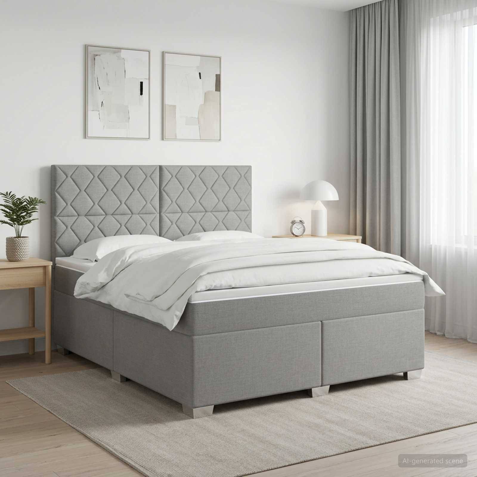 Ein modernes Schlafzimmer mit einem grau gepolsterten Bett, weißer Bettwäsche, Nachttisch mit Lampe und Uhr, gerahmten Wandbildern und transparenten Vorhängen.