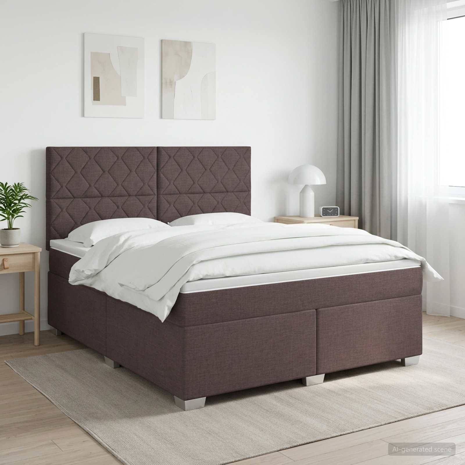 Modernes Schlafzimmer mit einem braun gepolsterten Divanbett, gestepptem Kopfteil, weißer Bettwäsche, Nachttischen und leichten Vorhängen in einem hellen, minimalistischen Raum.