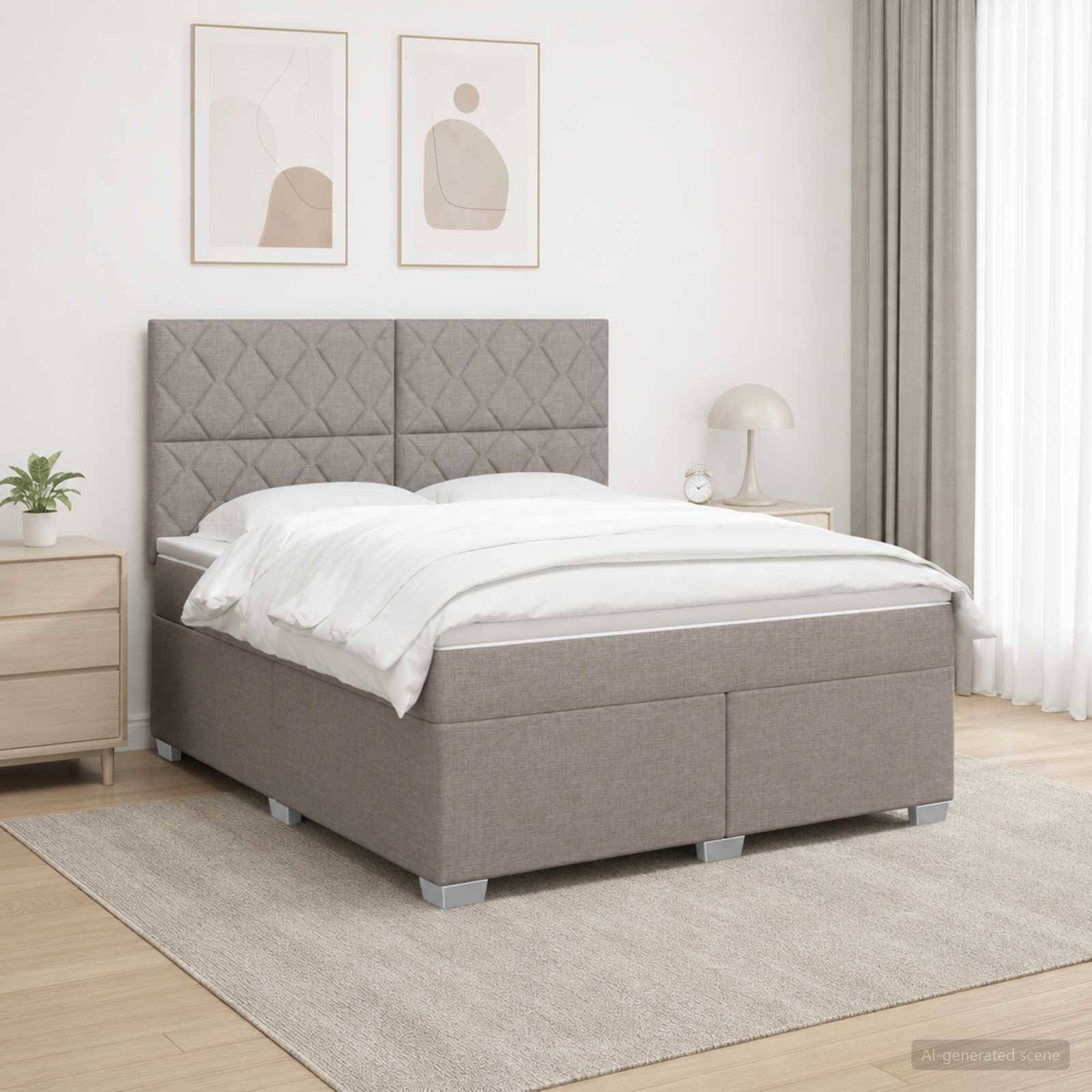 Minimalistisches Schlafzimmer mit einem grau gepolsterten Bett, weißer Bettwäsche, Nachttisch, Lampe, gerahmter Wandkunst und beigem Teppich.