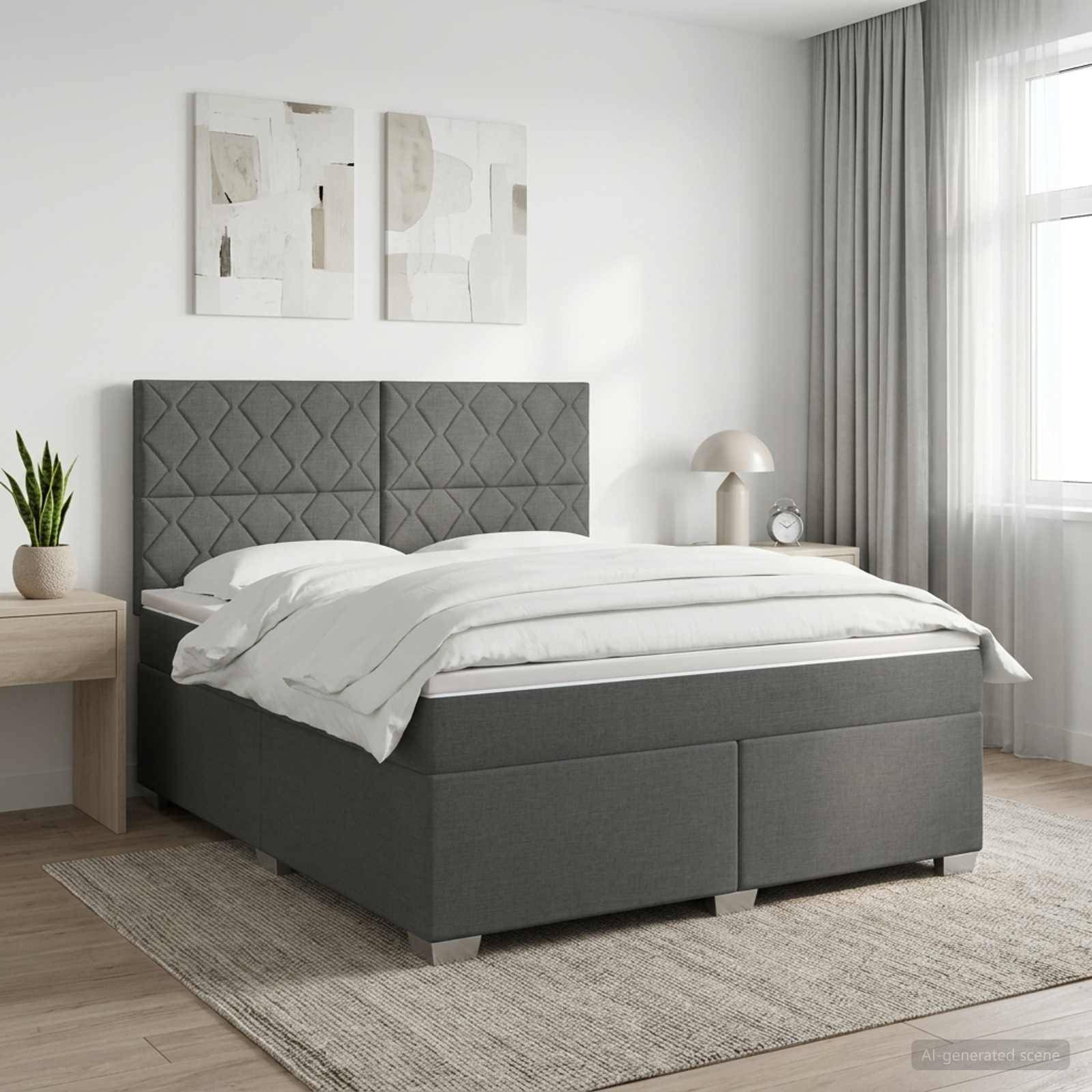 Modernes Schlafzimmer mit einem grau gepolsterten Bett, weißer Bettwäsche, Nachttisch, Lampe, Pflanze, Wandkunst und weichen Vorhängen neben einem hellen Fenster.