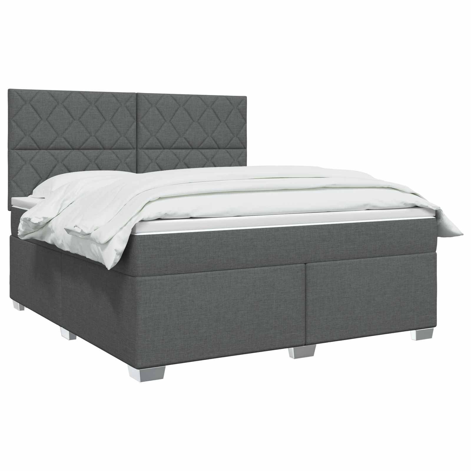 Grau gepolstertes Bett mit hohem gestepptem Kopfteil, weißer Bettwäsche und Speicherbasis auf kurzen silbernen Füßen.