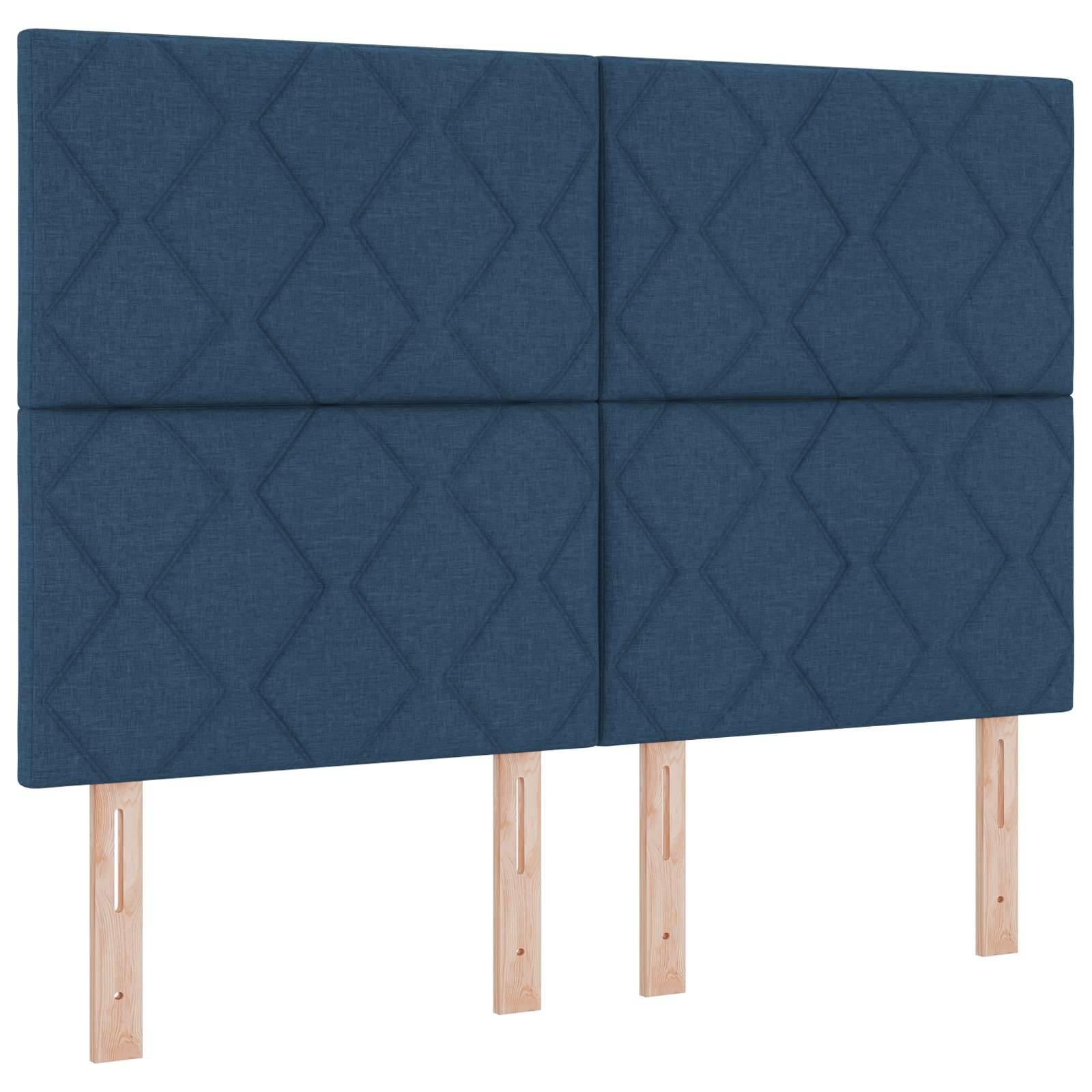 Blaugepolstertes Kopfbrett mit gestepptem geometrischem Muster und vier hölzernen Montagefüßen auf weißem Hintergrund.