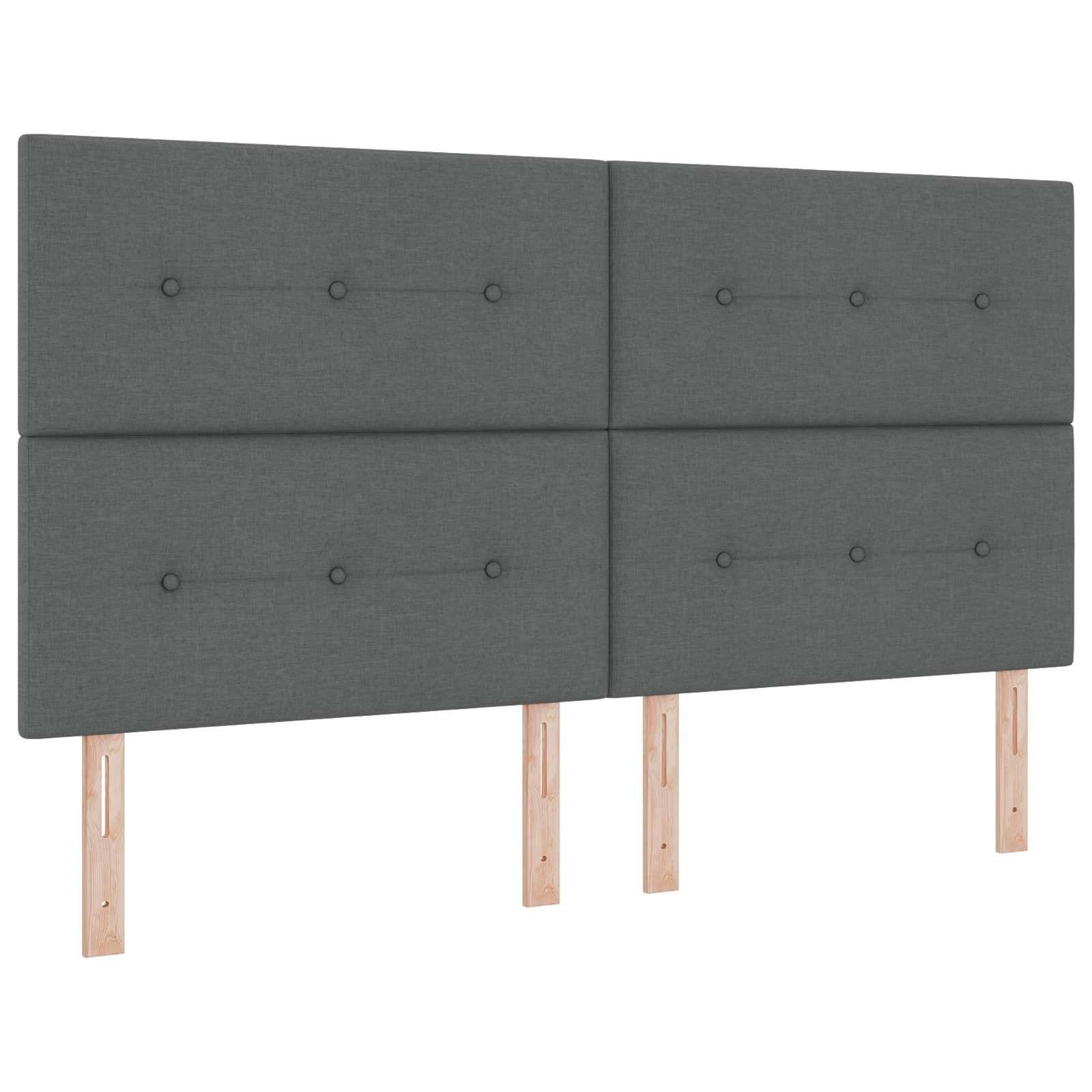 Grauer Polsterkopfteil mit vier Knopf-gesteppten Paneelen und Holzbeinen auf weißem Hintergrund.