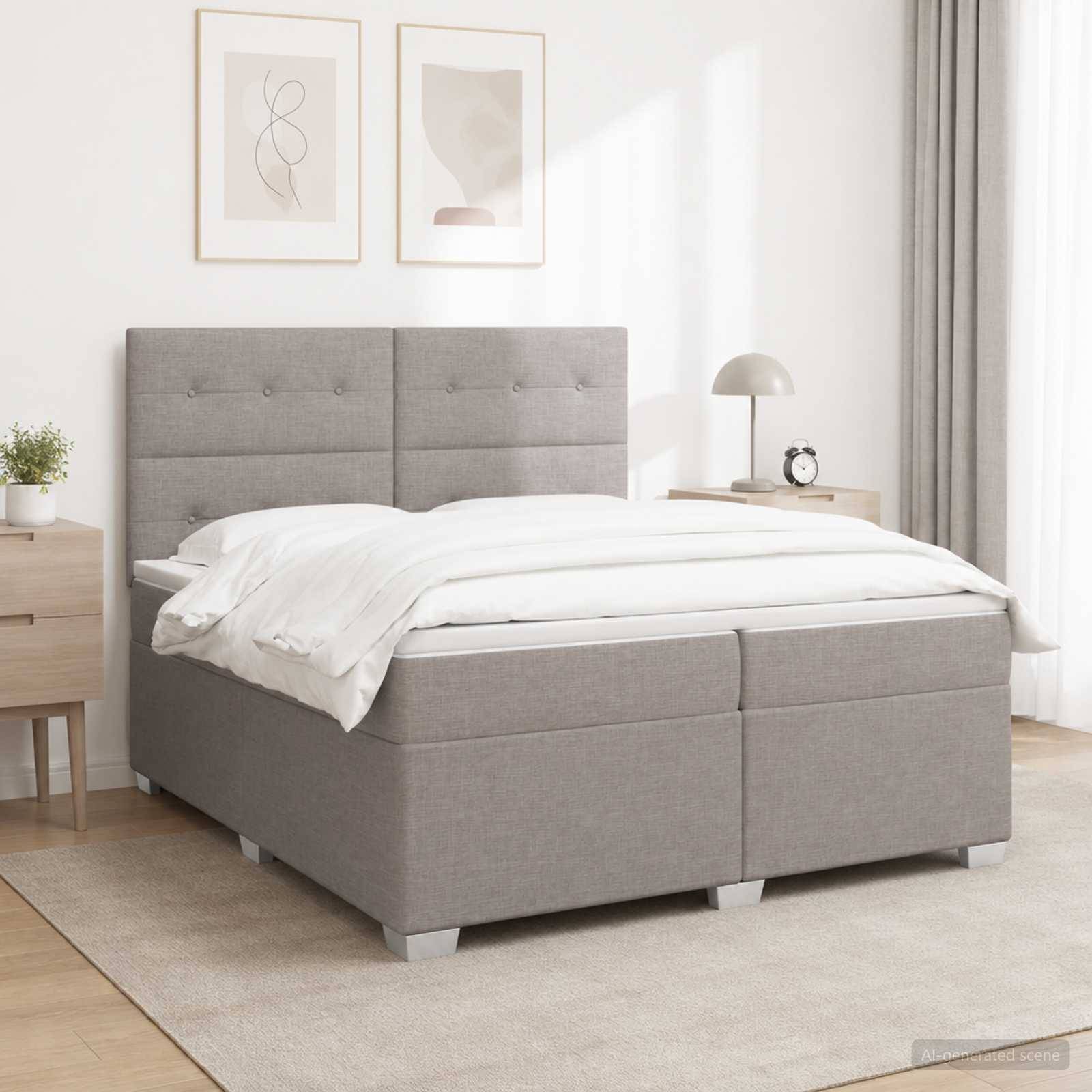 Ein ordentlich gemachtes grau gepolstertes Bett mit weißer Bettwäsche in einem hellen, minimalistischen Schlafzimmer, neben einem Nachttisch mit Lampe und Wecker.