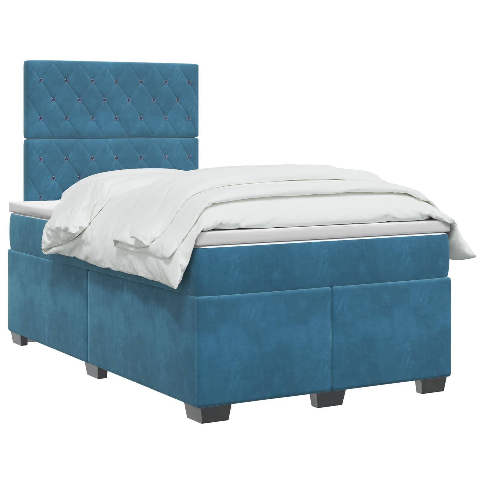 Blaugepolstertes Bettgestell mit hohem gestepptem Kopfteil, weiße Bettwäsche, dargestellt vor weißem Hintergrund.