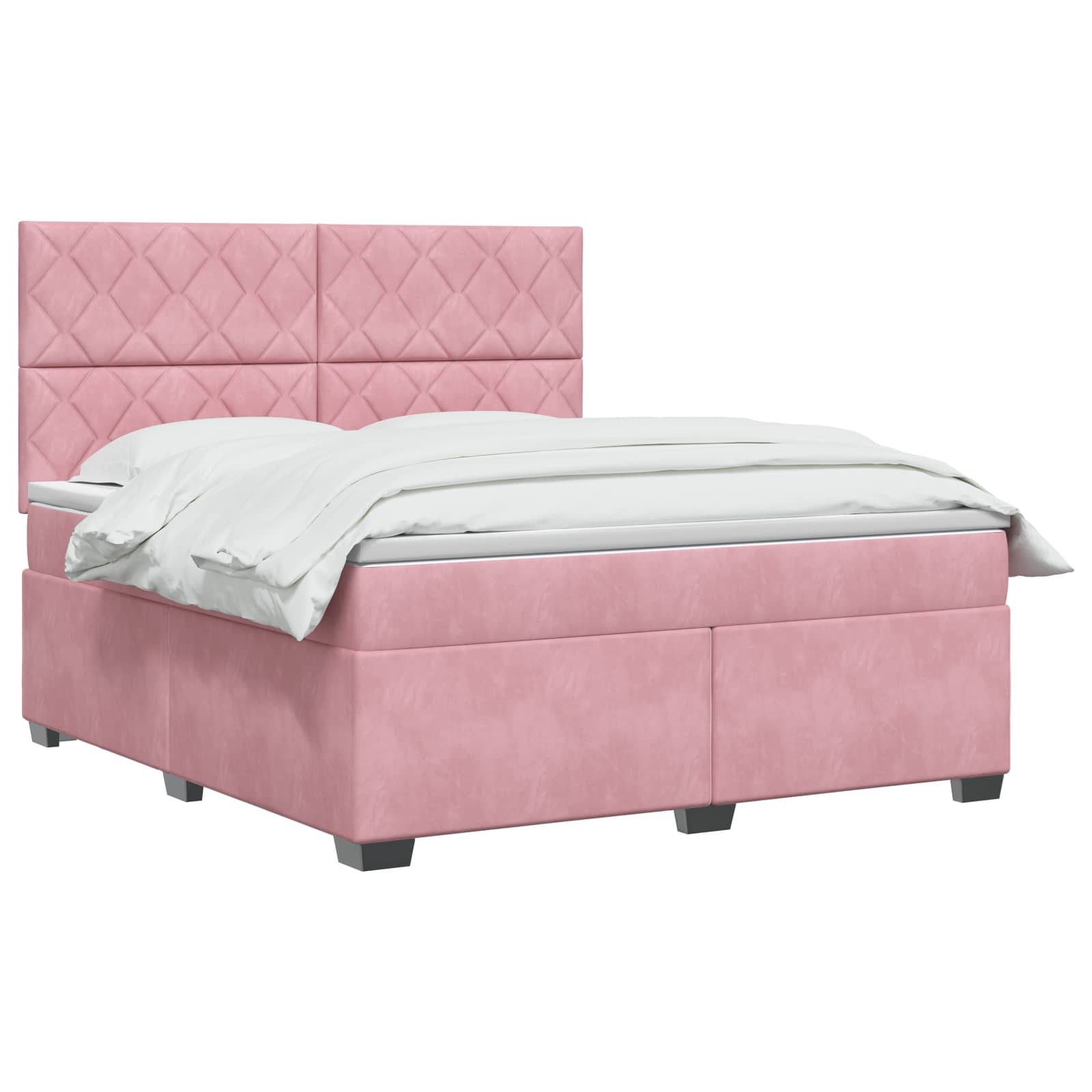 Rosa gepolstertes Bett mit gestepptem Kopfteil und weißer Bettwäsche auf weißem Hintergrund.