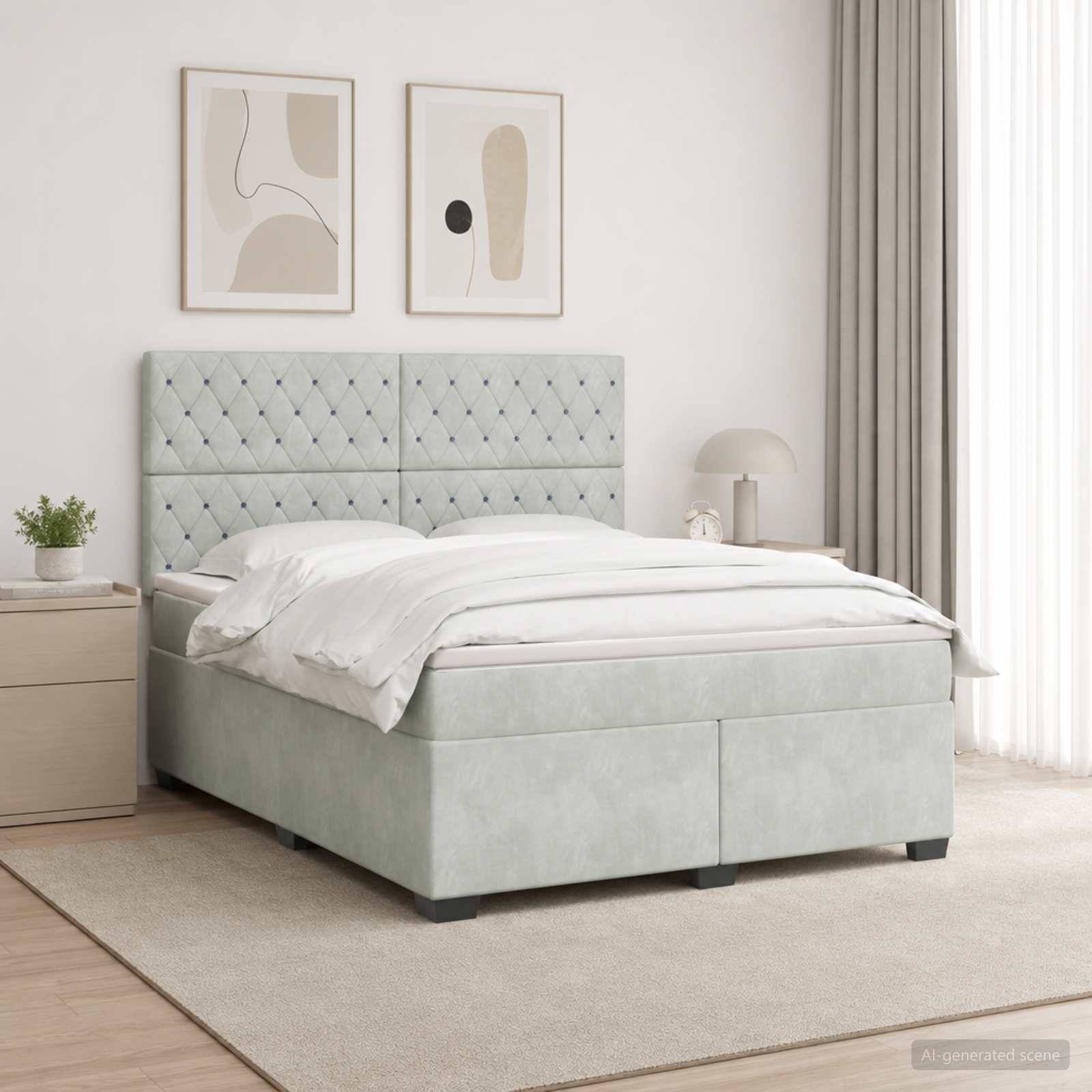 Modernes Schlafzimmer mit hellem gepolstertem Bett, weißer Bettwäsche, Nachttisch, Lampe, abstrakter Wandkunst und Vorhängen in minimalistischer Einrichtung.