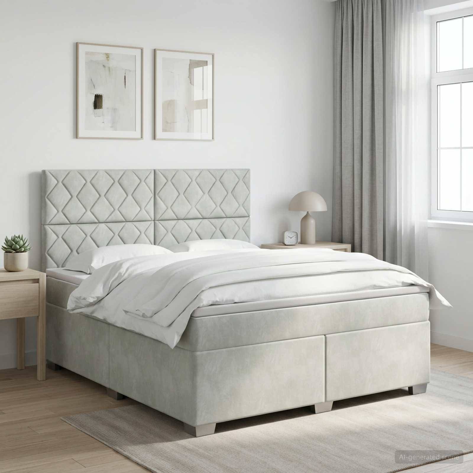 Helles modernes Schlafzimmer mit einem ordentlich gemachtem gepolstertem Bett, gestepptem Kopfteil, Nachttischen, Lampe, Bilderrahmen und Fenster mit Vorhängen.
