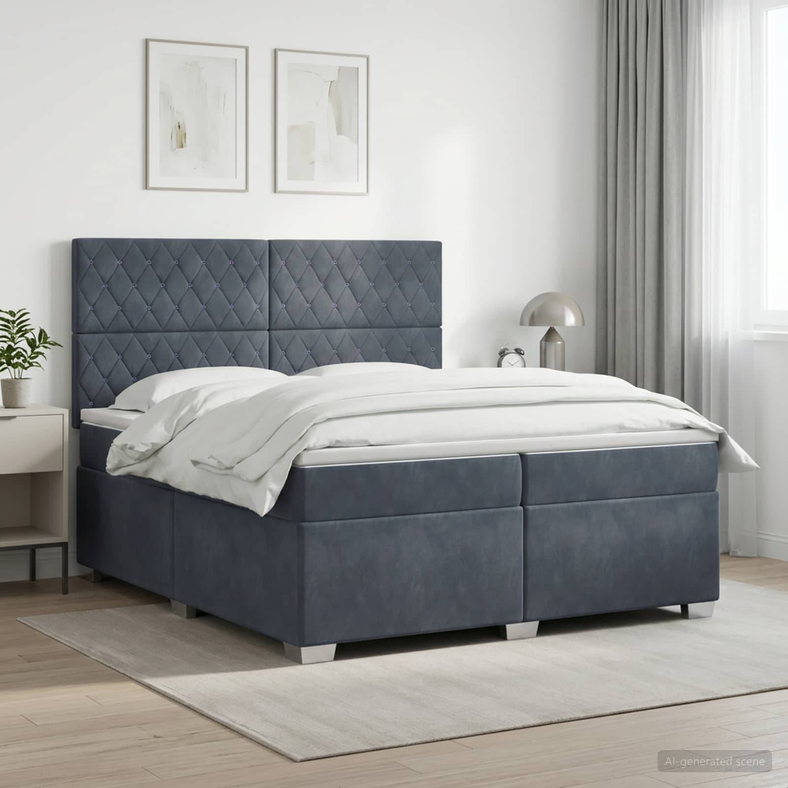 Modernes Schlafzimmer mit einem blau gepolsterten Bett und weißer Bettwäsche, neben einem Nachttisch und einer Lampe, mit gerahmten Wandbildern und grauen Vorhängen.