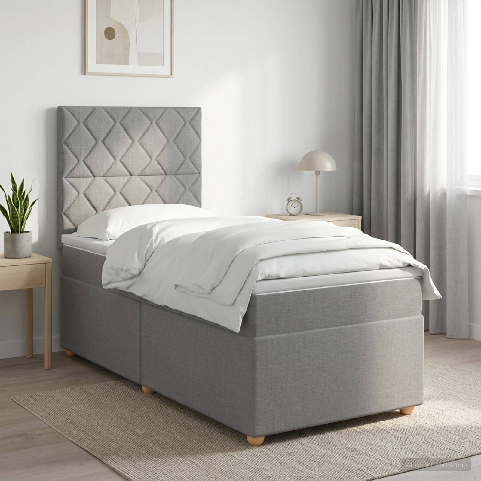 Grau gepolstertes Einzelbett mit gestepptem Kopfteil in einem hellen, minimalistischen Schlafzimmer, bezogen mit weißer Bettwäsche neben einem Nachttisch und einer Lampe.