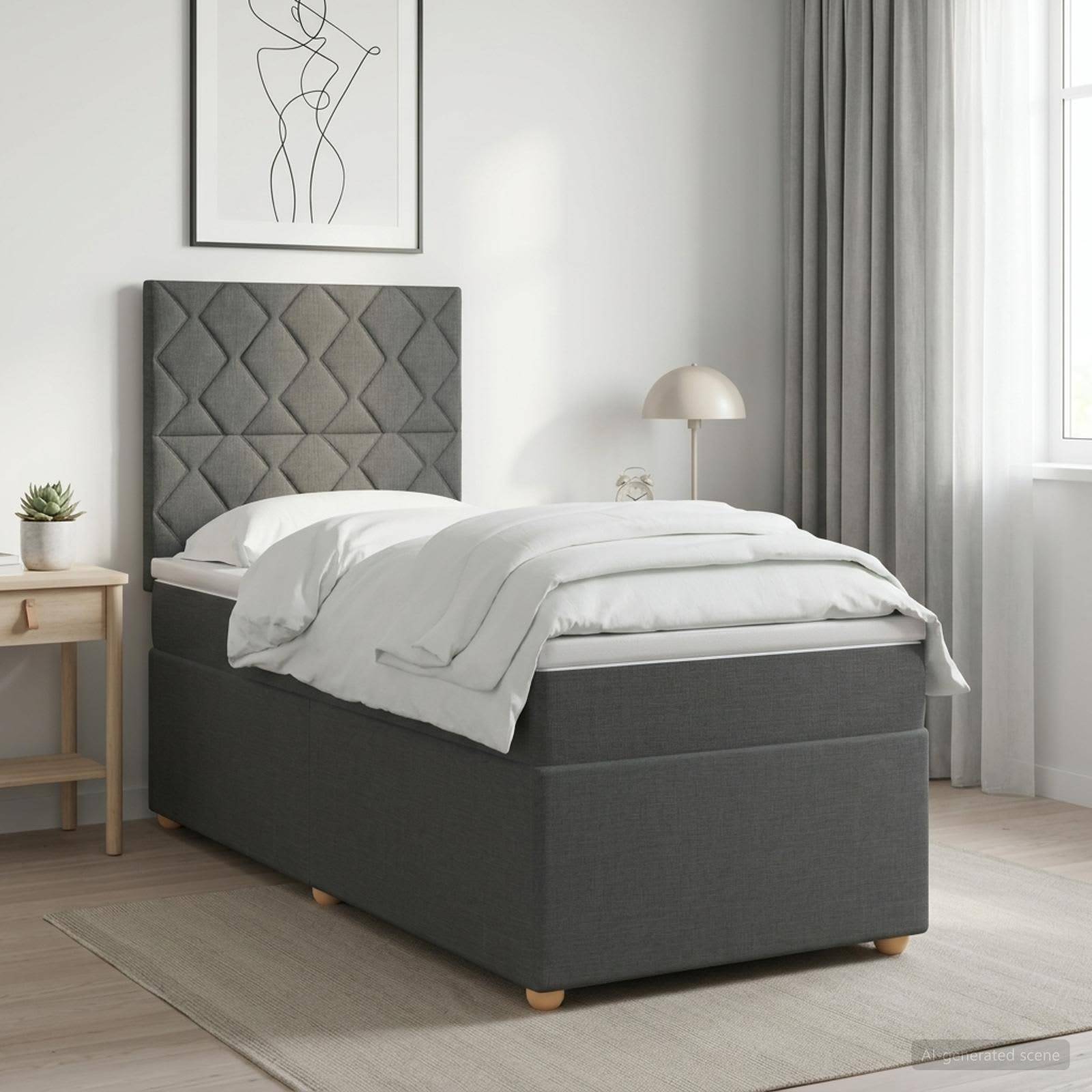 Minimales grau gepolstertes Bett in einem hellen Schlafzimmer mit weißer Bettwäsche, Nachttisch, Lampe, Vorhängen und Bildern im Rahmen an der Wand.