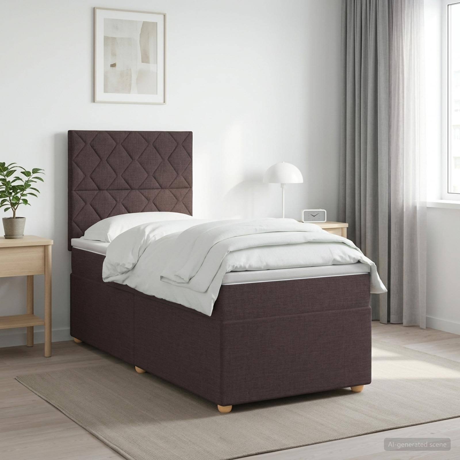 Modernes Schlafzimmer mit dunkel gepolstertem Einzelbett, weißer Bettwäsche, Nachttisch, Lampe, Pflanze und weichen grauen Vorhängen neben einem hellen Fenster.