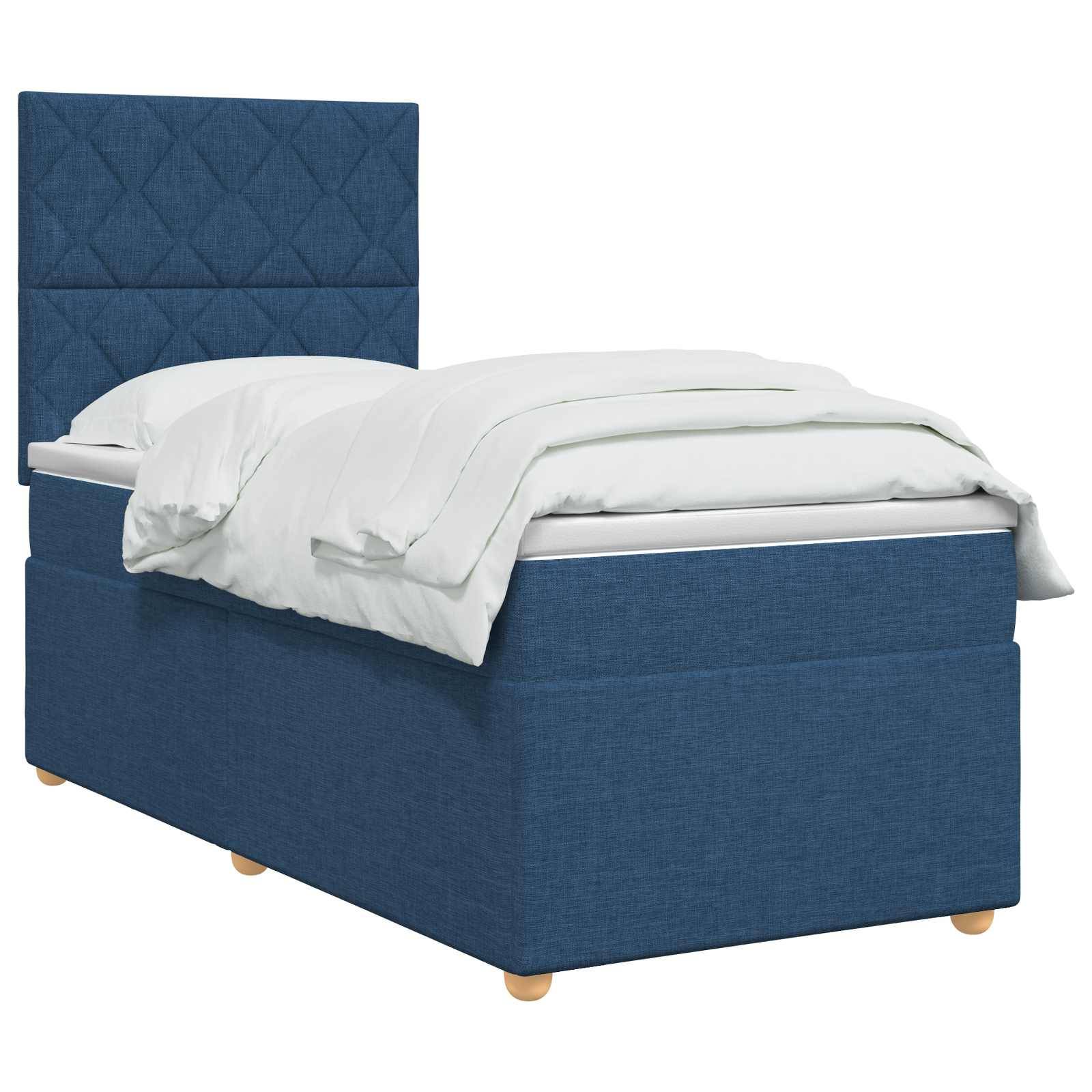 Blaugepolstertes Einzelbett mit gestepptem Kopfteil und weißer Bettwäsche auf einfachem Hintergrund.