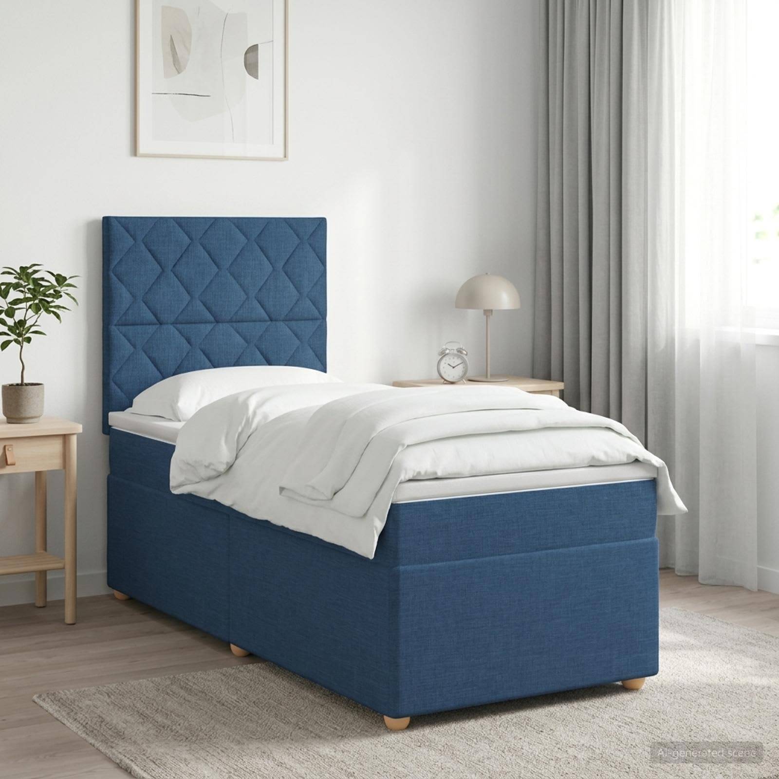 Blaugepolstertes Einzelbett in einem hellen Schlafzimmer mit weißer Bettwäsche, Nachttischen, Lampe, Pflanze und transparenten Vorhängen.