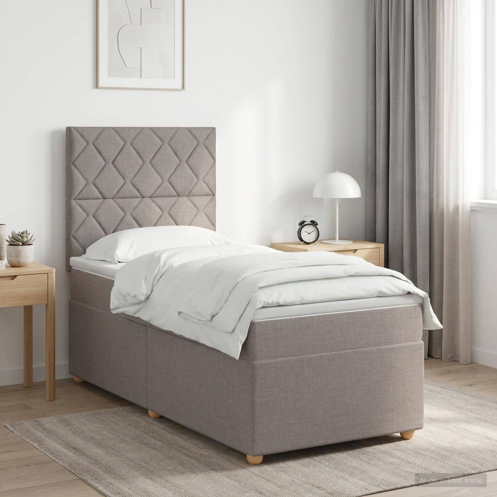 Modernes Einzelbett mit gestepptem grauem Kopfteil und weißer Bettwäsche in einem hellen, minimalistischen Schlafzimmer mit Nachttischen, Lampe, Uhr und Vorhängen.