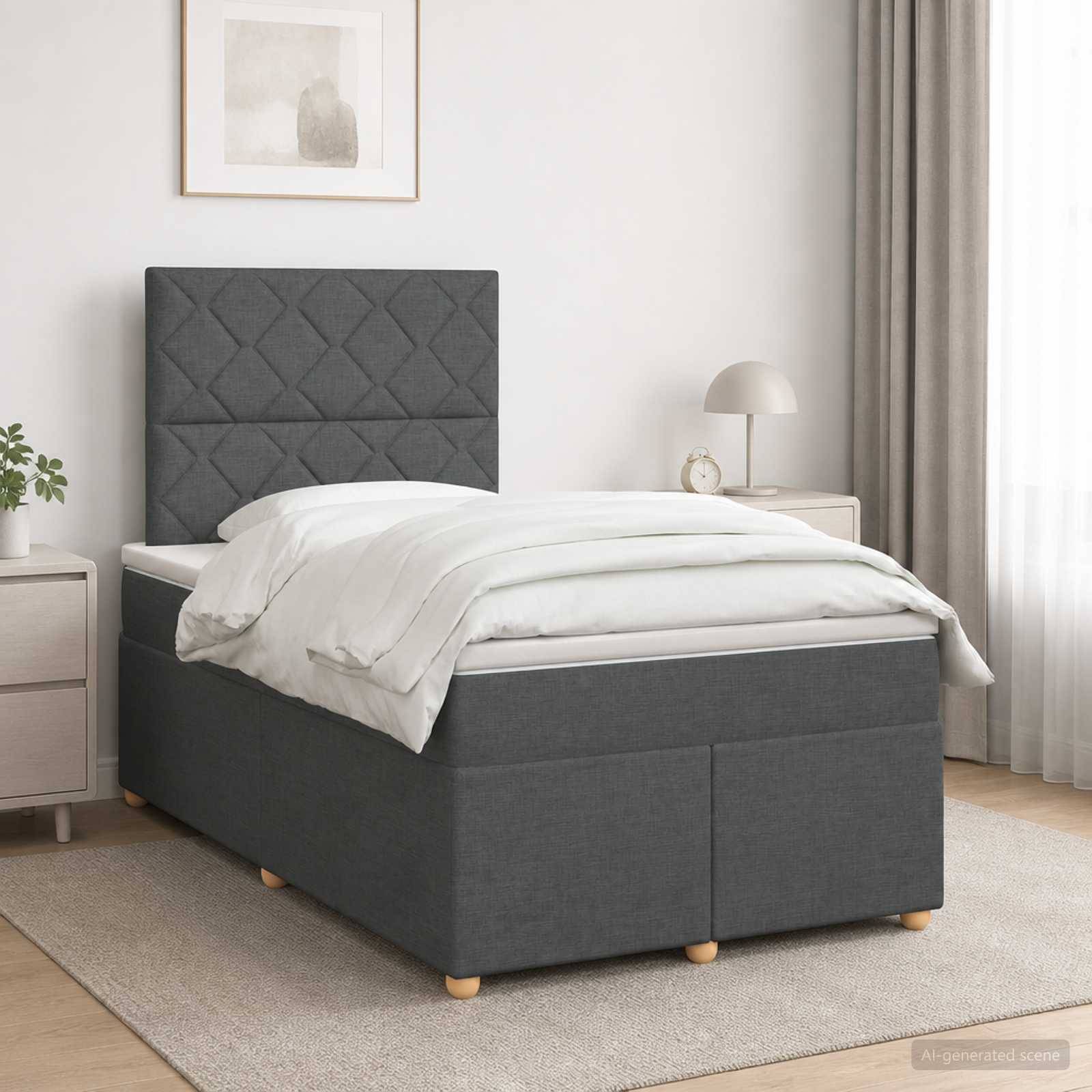 Modernes Schlafzimmer mit einem grau gepolsterten Bett, passendem Kopfteil und Bettrahmen, weißer Bettwäsche, Nachttischen, Lampe und leichten Vorhängen.