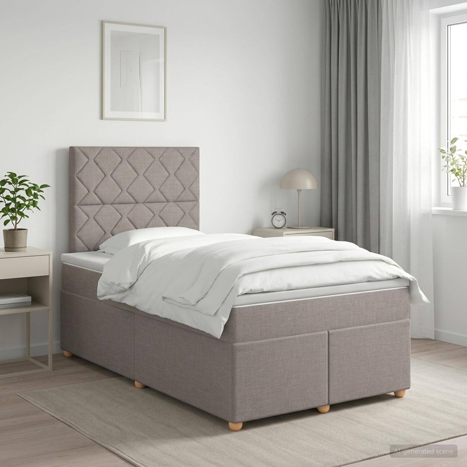 Ein ordentlich gemachtes Einzelbett mit gepolstertem gestepptem Kopfteil in einem hellen minimalistischen Schlafzimmer, neben einem Nachttisch, einer Lampe, einer Pflanze und einem Fenster.