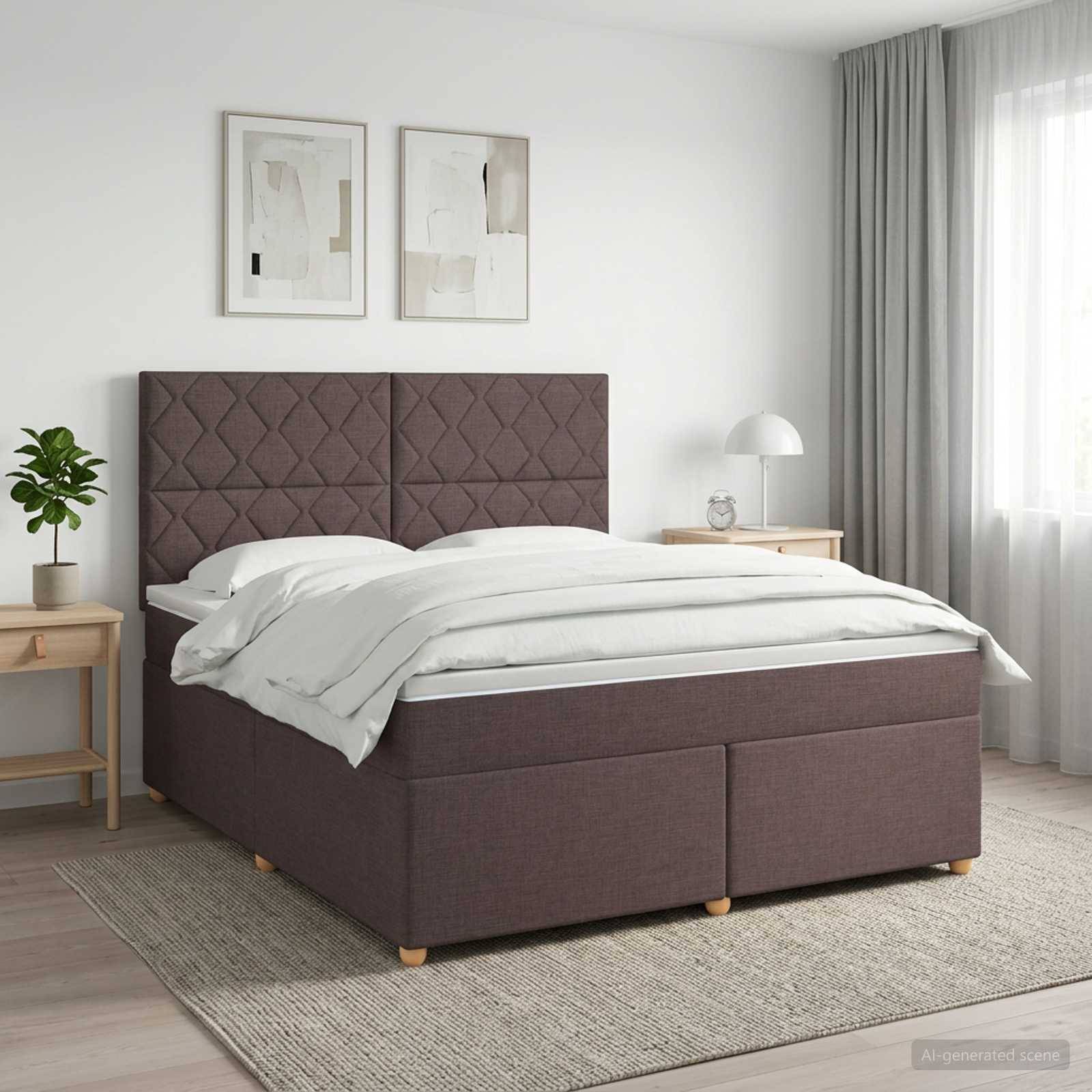 Modernes Schlafzimmer mit einem gepolsterten Bett in Mauve, weißer Bettwäsche, Nachttischen, gerahmten Wandgemälden und weichen Vorhängen in einem hellen, minimalistischen Raum.