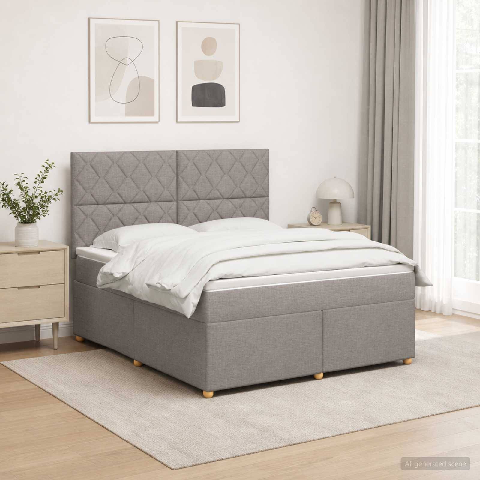 Grau gepolstertes Bett mit gestepptem Kopfteil und weißer Bettwäsche in einem hellen minimalistischen Schlafzimmer, flankiert von Nachttischen und Wandkunst.