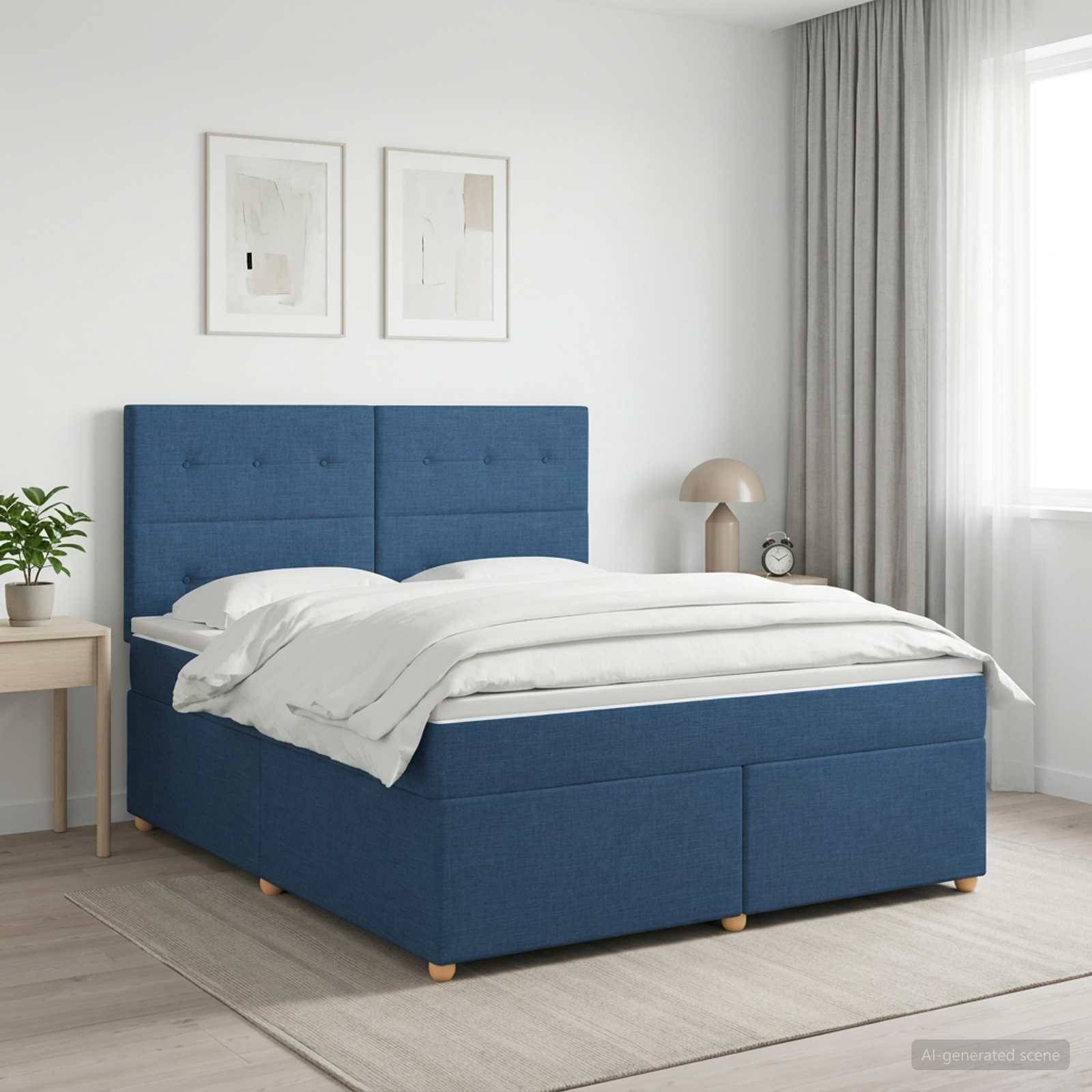 Blaues gepolstertes Bett mit gestepptem Kopfteil in einem hellen minimalistische Schlafzimmer, bezogen mit weißer Bettwäsche neben einem Nachttisch und Vorhängen.